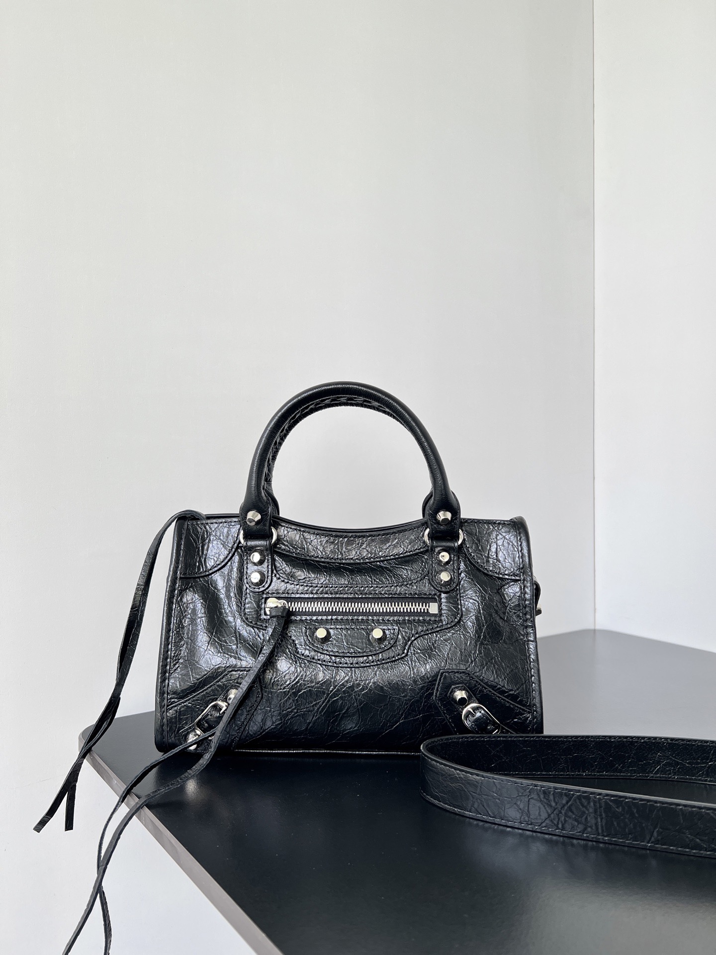 NO:770468,The most iconic handbag Le City series is back with a strong reinterpretation of the classic and classic series. The slight difference is that the mirror and card holder are cancelled, and the design of the shoulder strap is more suitable for cross-body wear. The changes in small details make the whole body more light. The newly added macaron color series is particularly suitable for spring and summer. The uninhibited and handsome style collides with the sweet color series. The fashion sense is at your fingertips. Style number 806395 black silver. Dimensions length 23.8 x height 16 x  Width 6.3 cm, Balenciaga, balenciaga19860909最具标志性手袋Le City系列该系列强势回归 重新演绎经典和经典系列稍有不同的是取消了镜子和卡包,肩带的设计也更加适合斜挎～小细节的变动让整体更显轻盈新增的马卡龙色系格外适合春夏不羁帅气的造型碰撞甜美色系 时尚感触手可得 款号806395黑银 尺寸长23.8 x 高16 x 宽6.3厘米,巴黎世家,balenciaga,Bag
