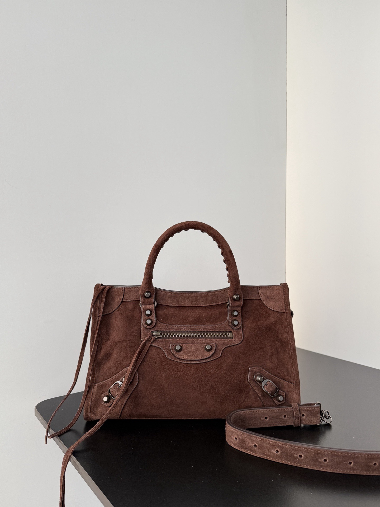 NO:770499,* The soft touch of 2025 suede recreates the spontaneity and rebellion of the millennium. The texture accumulated over time interprets the true sense of relaxation. The slightly different fashion and classic series are that the mirror and card holder are eliminated, and the design of the shoulder strap is more suitable for cross-body wear ~ small detail changes make the whole body lighter. Injecting the soul of retro motorcycles into contemporary aesthetics, returning to classics, and creating a casual style, this is the attitude of the city. Size 29.9 x height 19.1  x Width 9.9 cm Model: 811442 coffee velvet, Balenciaga, balenciaga, chamois leather19860909* 2025麂皮的柔软触感,复刻千禧年代的随性与叛逆.用时间沉淀出的质感,诠释真正的松弛感时髦和经典系列稍有不同的是取消了镜子和卡包,肩带的设计也更加适合斜挎～小细节的变动让整体更显轻盈 将复古机车灵魂注入当代审美,经典回归,随意一背风格自成,这就是city的态度. 尺寸长29.9 x 高19.1 x 宽9.9厘米 型号: 811442咖啡麓绒,巴黎世家,balenciaga,chamois leather,Bag