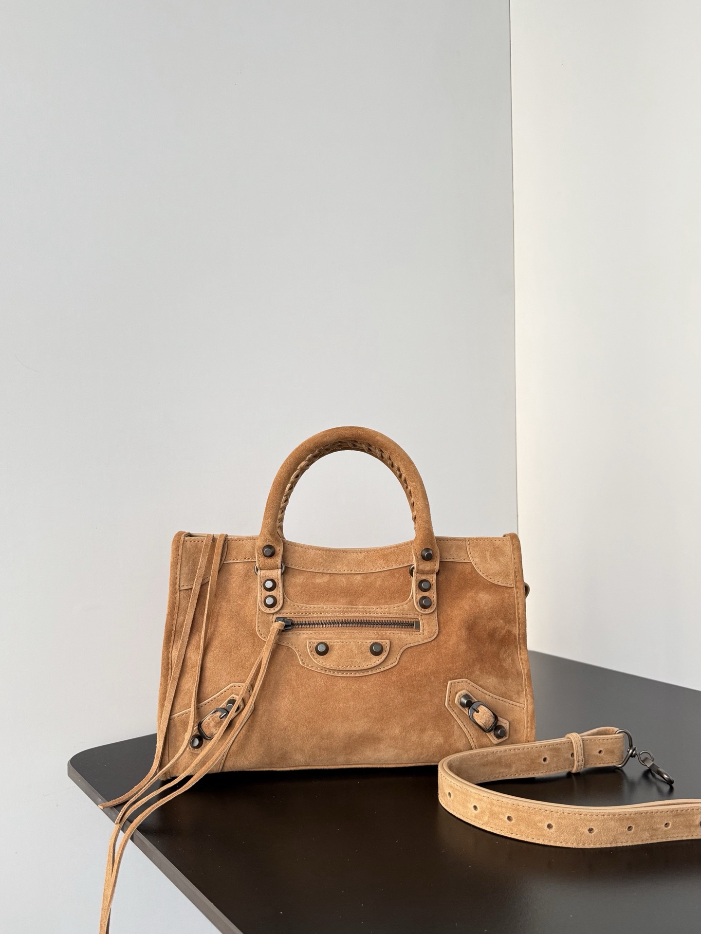 NO:770507,* The soft touch of 2025 suede recreates the spontaneity and rebellion of the millennium. The texture accumulated over time interprets the true sense of relaxation. The slightly different fashion and classic series are that the mirror and card holder are eliminated, and the design of the shoulder strap is more suitable for cross-body wear ~ small detail changes make the whole body lighter. Injecting the soul of retro motorcycles into contemporary aesthetics, returning to classics, and creating a casual style, this is the attitude of the city. Size 29.9 x height 19.1  x Width 9.9 cm Model: 811442 camel brown velvet, Balenciaga, balenciaga, chamois leather19860909* 2025麂皮的柔软触感,复刻千禧年代的随性与叛逆.用时间沉淀出的质感,诠释真正的松弛感时髦和经典系列稍有不同的是取消了镜子和卡包,肩带的设计也更加适合斜挎～小细节的变动让整体更显轻盈 将复古机车灵魂注入当代审美,经典回归,随意一背风格自成,这就是city的态度. 尺寸长29.9 x 高19.1 x 宽9.9厘米 型号: 811442驼棕麓绒,巴黎世家,balenciaga,chamois leather,Bag