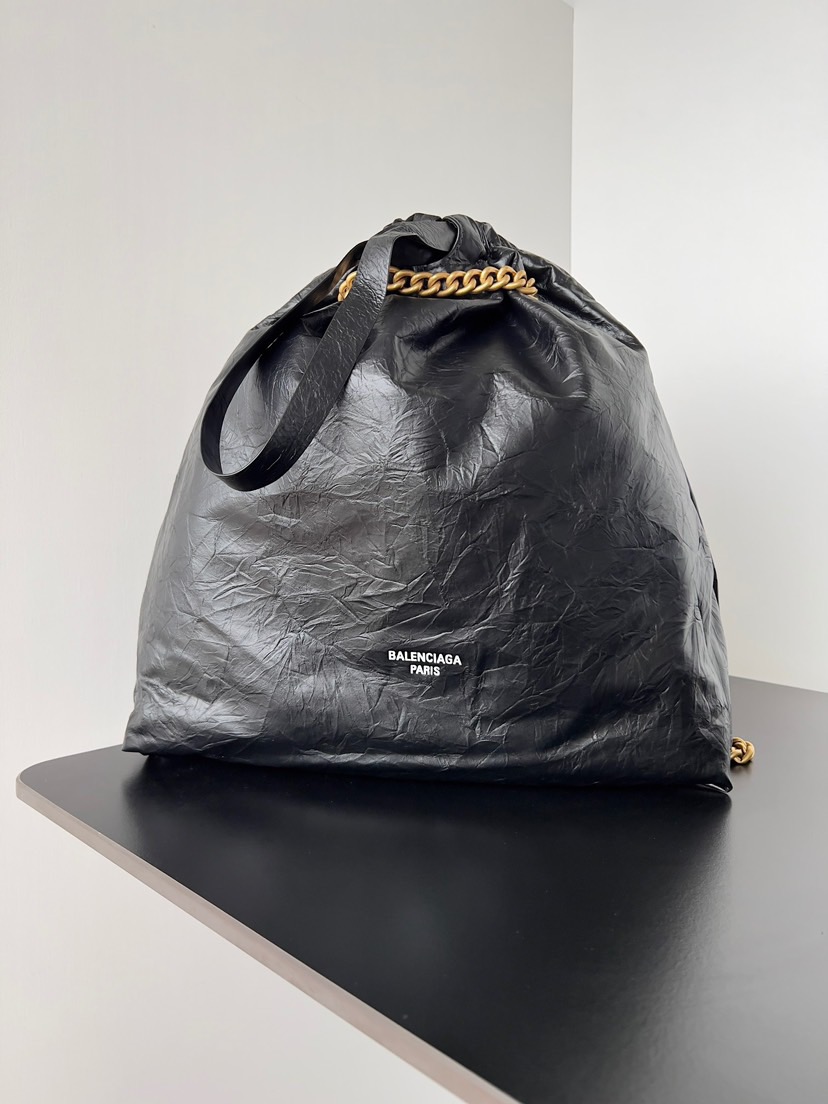 NO:894780,Series New sizes and large sizes. The brand that leads the trend has always known how to capture people's hearts. There are not only Chanel but also Balenciag garbage bags, which capture the essence of garbage bags better than Chanel. They are soft and shiny, and the nylon lining is practical. The same style for men and women. Size 39.9x46.0x14.0 Model 742941 black gold, Balenciaga, balenciaga, balenciaga, chanel19860909系列 全新尺寸大号引流潮流前线的牌子,一直很知道如何抓住人心.垃圾袋不光有Chanel还有Balenciag,比Chanel更抓住垃圾袋的精髓.柔软具有光泽,尼龙内里兼具实用性.男女同款. 尺寸39.9x46.0x14.0 型号742941黑金,巴黎世家,balenciaga,balenciaga,chanel,Bag