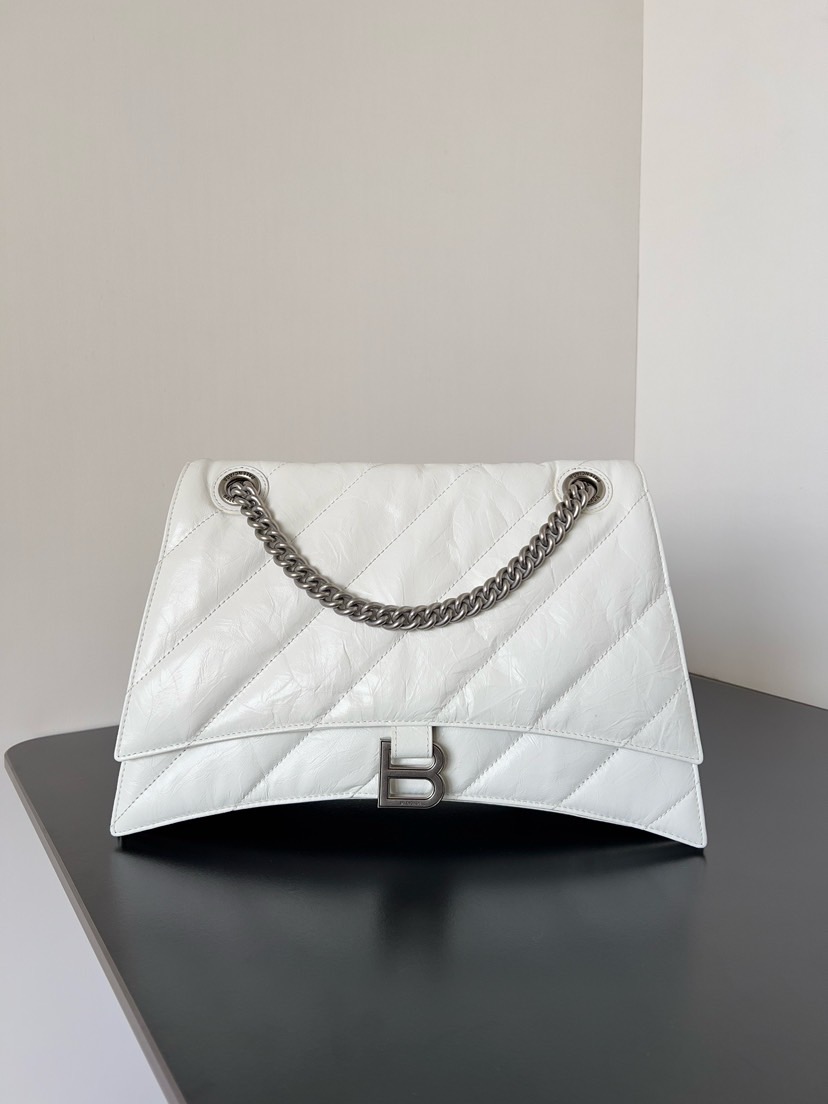 NO:894822,Medium size, white twill medium size. Crush quilted chain bag, medium size. The hourglass shape of the bag is really amazing. This time, the soft hourglass with oil-wax bursting skin texture really touched my heart!  It feels really soft and comfortable. It will also feel very warm when carried on the back in autumn and winter. This time, the compartments in this bag are also designed to be very practical!  Oil-waxed cowhide, grained first-layer sheepskin lining. All accessories only use the highest version. Size 31×19.8×6.9cm. Model 716393, Balenciaga, balenciaga, cowhide, sheepskin.19860909中号 白色斜纹中号.Crush绗缝链条包中号 沙漏这个包型真的绝了 这次出了油蜡爆裂皮纹的软沙漏 真的直接戳中我心坎儿！ 软趴趴的感觉真的非常舒服 秋冬背起来也会感觉很温暖捏～ 这次这个包内的隔层还设计得很实用！ 油蜡牛皮摔纹头层羊皮内里 全部配件只用最高版本 尺寸31×19.8×6.9cm型号716393,巴黎世家,balenciaga,cowhide,sheepskin,Bag