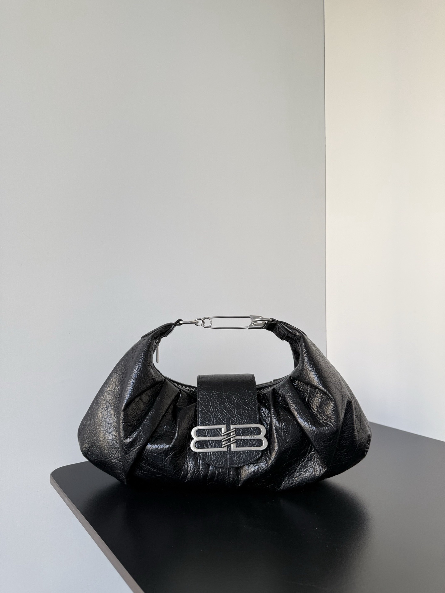 NO:894858,P  It’s been a long time since I’ve encountered such a “stylish” handbag. It has the natural folds of fine-grained sheepskin. It’s soft and waxy but not sloppy. It looks very high-end when you hold it in your hand. It’s low-key but very recognizable. It can be used as a shoulder bag or as a shoulder bag, perfect for going out during the day.  , you can wear it on a date at night without grabbing the limelight, but quietly adding to your fashion sense. It’s not sweet, naughty, or trying too hard, but every glance tells you that it’s a good dresser. It’s the kind of bag that becomes more pleasing to the eye the more you look at it, and the more you use it, the more you can’t live without it.  Dimensions length 41.0 x height 23.0 x width 8 cm Model 649 black leather, Balenciaga, balenciaga, sheepskin19860909P 真的很久没遇到这么“有型”的手包了细纹羊皮的自然褶感,软糯但不邋遢,拎在手里就很高级.低调却特别有辨识度,手包肩背两用,白天出街、晚上约会都能用不抢穿搭风头,却默默拉满时髦度.不甜、不乖、不用力过猛,却每一眼都在说很会穿.是那种越看越顺眼、越用越离不开的包 尺寸长41.0 x 高23.0 x 宽8厘米 型号649黑皮,巴黎世家,balenciaga,sheepskin,Bag