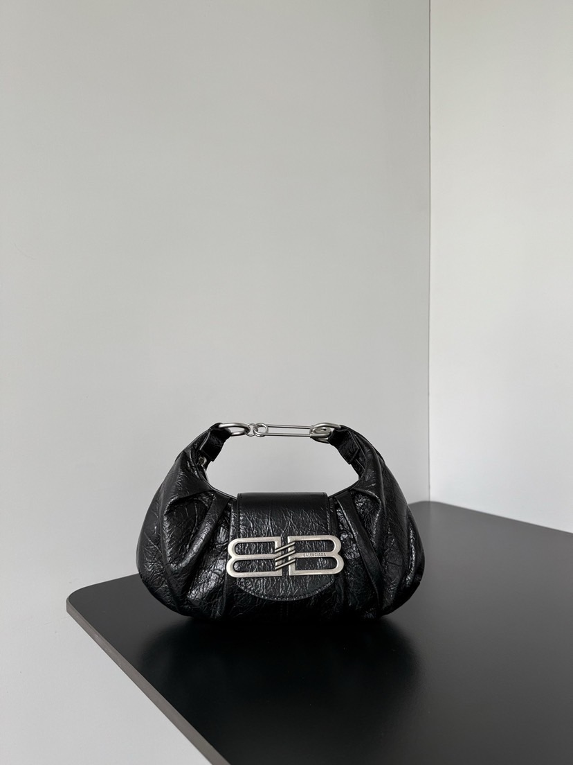 NO:894865,P  It’s been a long time since I’ve encountered such a “stylish” handbag. It has the natural folds of fine-grained sheepskin. It’s soft and waxy but not sloppy. It looks very high-end when you hold it in your hand. It’s low-key but very recognizable. It can be used as a shoulder bag or as a shoulder bag, perfect for going out during the day.  , you can wear it on a date at night without grabbing the limelight, but quietly adding to your fashion sense. It’s not sweet, naughty, or trying too hard, but every glance tells you that it’s a good dresser. It’s the kind of bag that becomes more pleasing to the eye the more you look at it, and the more you use it, the more you can’t live without it.  Dimensions length 28.0 x height 16.0 x width 5 cm Model 850927 black leather, Balenciaga, balenciaga, sheepskin19860909P 真的很久没遇到这么“有型”的手包了细纹羊皮的自然褶感,软糯但不邋遢,拎在手里就很高级.低调却特别有辨识度,手包肩背两用,白天出街、晚上约会都能用不抢穿搭风头,却默默拉满时髦度.不甜、不乖、不用力过猛,却每一眼都在说很会穿.是那种越看越顺眼、越用越离不开的包 尺寸长28.0 x 高16.0 x 宽5厘米 型号850927黑皮,巴黎世家,balenciaga,sheepskin,Bag