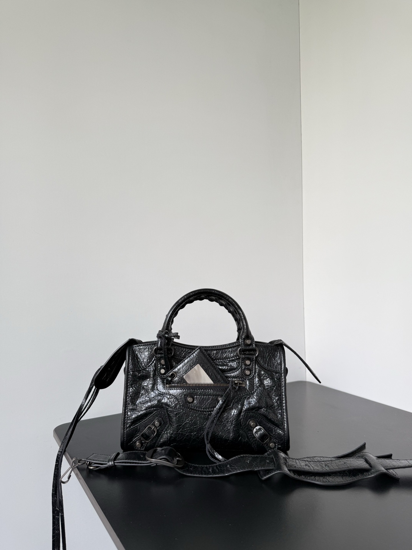 NO:894881,*  It was famous for its extremely modern style when it first came out. With its casual and natural elegance, it quickly captured the favor of the fashion industry and celebrity circles, and became a popular classic of the times. After years of reinterpretation, this new iteration of the classic handbag is the symbol of the classic style.  All the unique design details are retained, including the hand-woven cotton rope-woven leather rolled handles, detachable shoulder straps with shoulder pads, leather-edged rectangular hanging mirrors, etc. The body of the bag also retains the brand's highly recognizable rivet-shaped studs, leather lace-up zipper pullers and small decorative buckles.  Dimensions length 23.8 x height 16 x width 6.3 cm Model 865763, Balenciaga, balenciaga19860909* 初次问世便以极繁摩登的风格闻名凭借随性天成的优雅格调迅速俘获时尚界与名流圈层的青睐,一跃成为时代经典爆款历经多年焕新演绎,这款经典手袋的全新迭代版本经典款式的标志性设计细节得以悉数保留手工棉绳编织的皮革卷形提手、带肩垫的可拆卸肩带、皮革包边的长方形悬挂镜等,包身亦保留了品牌辨识度极高的铆钉形饰钉、皮革系带拉链头与小巧装饰扣 尺寸长23.8 x 高16 x 宽6.3厘米 型号865763,巴黎世家,balenciaga,Bag