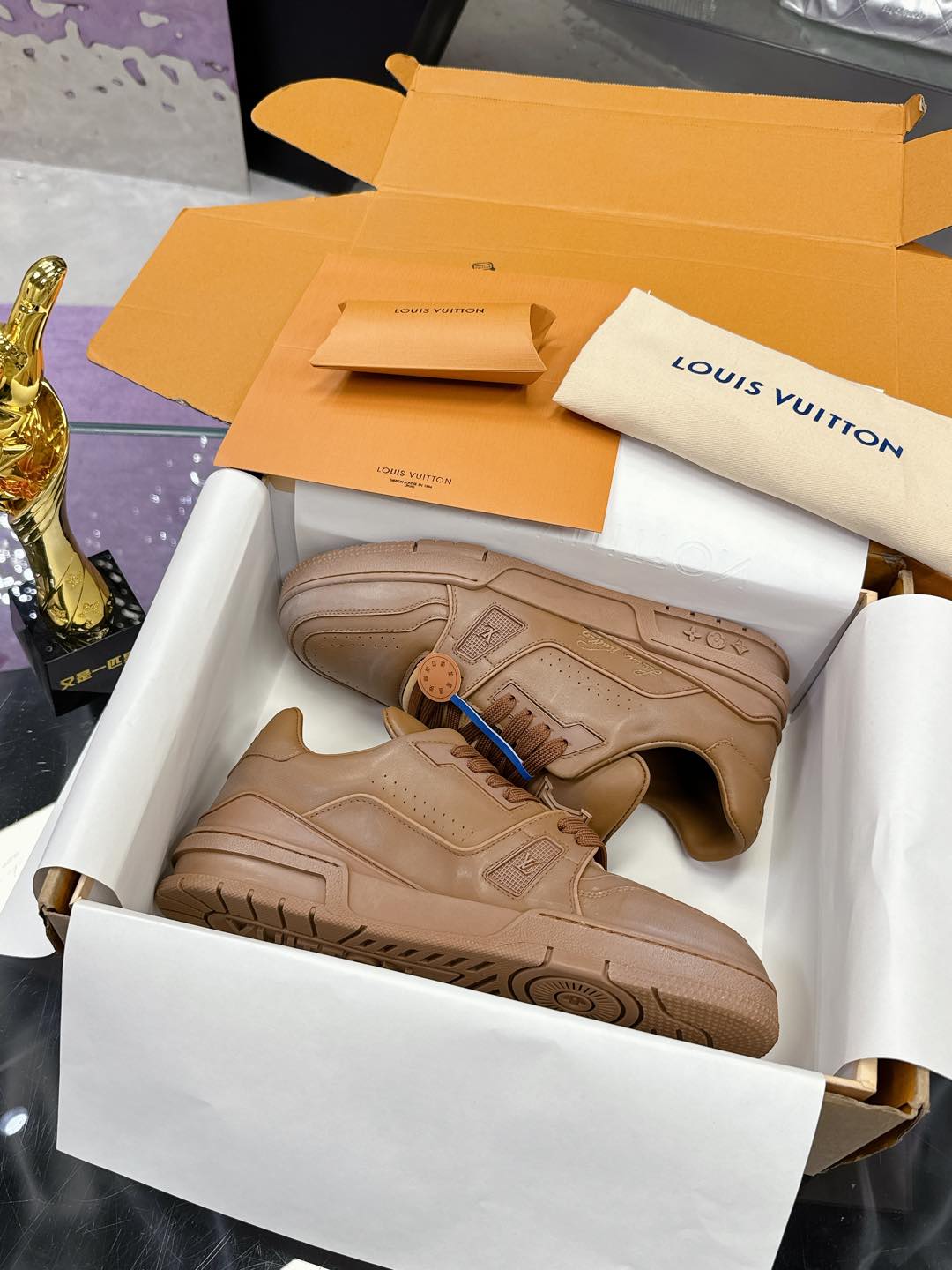 NO:167710,(Present the men's code first) 2025 Spring Edition Shipping Counter Synchronization Louis Vuitton is a hit product from Donkey House!  Trainer shoes, something that everyone must buy, and you will never regret it!  Super versatile and high-end!  All kinds of clothes are easy to match. The most important thing is super attractive. The top OEM factory process is super strict!  The materials are all top cowhide custom-made overseas, and the texture of the leather is the original feeling. It is super high-end, especially the patterns that come out when the shoes are bent, which is completely zp-like!  The outsole is also customized by our private model, exclusive control, the entire font and concave and concave feeling are difficult to distinguish between true and false. Size men 38-46 (38 46 custom made without return or exchange), casual shoes/sports shoes, louis vuitton, louis vuitton, louis vuitton, louis vuitton, sneakers, cowhide19860909（出男码先） 2025开春版 出货 专柜同步 Louis Vuitton 驴家的爆款！trainer板鞋,每个人都必须入的款,绝不后悔！ 超级百搭高级！什么衣服都好搭.最主要是超耐看的. 顶级代工厂制程超严格！材料都是海外定制的顶级牛皮,皮纹质感都是原版的感觉 超高级,特别是鞋子折弯的时候出来的纹路,完完全全就是zp的感觉！ 大底也是我们私模定制的,独家把控,整个字体和凹凸感,真假难辨. Size男38-46（38 46 定做不退换）,休闲鞋/运动鞋,louis vuitton,louis vuitton,louis vuitton,sneakers,cowhide,Women's Shoes