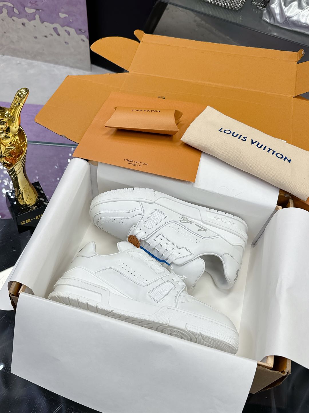 NO:167713,2025 Spring Edition Shipping Counter Synchronization Louis Vuitton is a hit product from Donkey House!  Trainer shoes, something that everyone must buy, and you will never regret it!  Super versatile and high-end!  All kinds of clothes are easy to match. The most important thing is super attractive. The top OEM factory process is super strict!  The materials are all top cowhide custom-made overseas, and the texture of the leather is the original feeling. It is super high-end, especially the patterns that come out when the shoes are bent, which is completely zp-like!  The outsole is also customized by our private model, exclusive control, the entire font and concave and concave feeling are difficult to distinguish between true and false. Size men 38-46 (38 46 custom made without return or exchange), casual shoes/sports shoes, louis vuitton, louis vuitton, louis vuitton, louis vuitton, sneakers, cowhide198609092025开春版 出货 专柜同步 Louis Vuitton 驴家的爆款！trainer板鞋,每个人都必须入的款,绝不后悔！ 超级百搭高级！什么衣服都好搭.最主要是超耐看的. 顶级代工厂制程超严格！材料都是海外定制的顶级牛皮,皮纹质感都是原版的感觉 超高级,特别是鞋子折弯的时候出来的纹路,完完全全就是zp的感觉！ 大底也是我们私模定制的,独家把控,整个字体和凹凸感,真假难辨. Size男38-46（38 46 定做不退换）,休闲鞋/运动鞋,louis vuitton,louis vuitton,louis vuitton,sneakers,cowhide,Women's Shoes