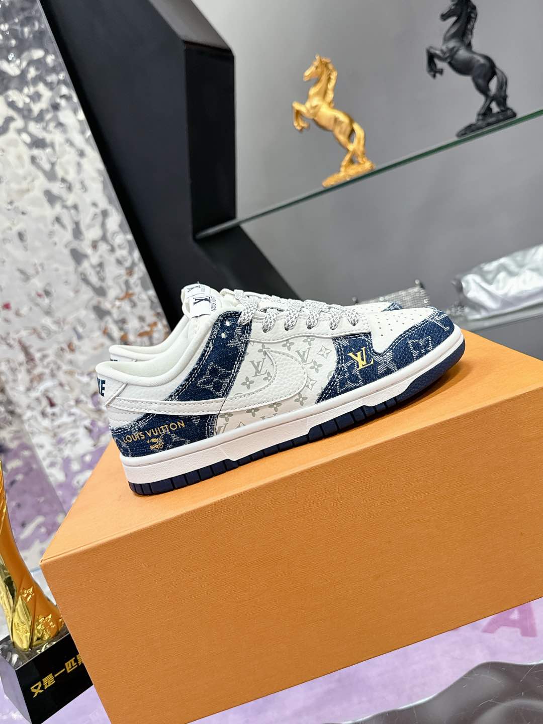 Factory precio: (caja de aviones) Lv co-branded Nike Nike serie 2025 nuevos colores Xiaohong libro m