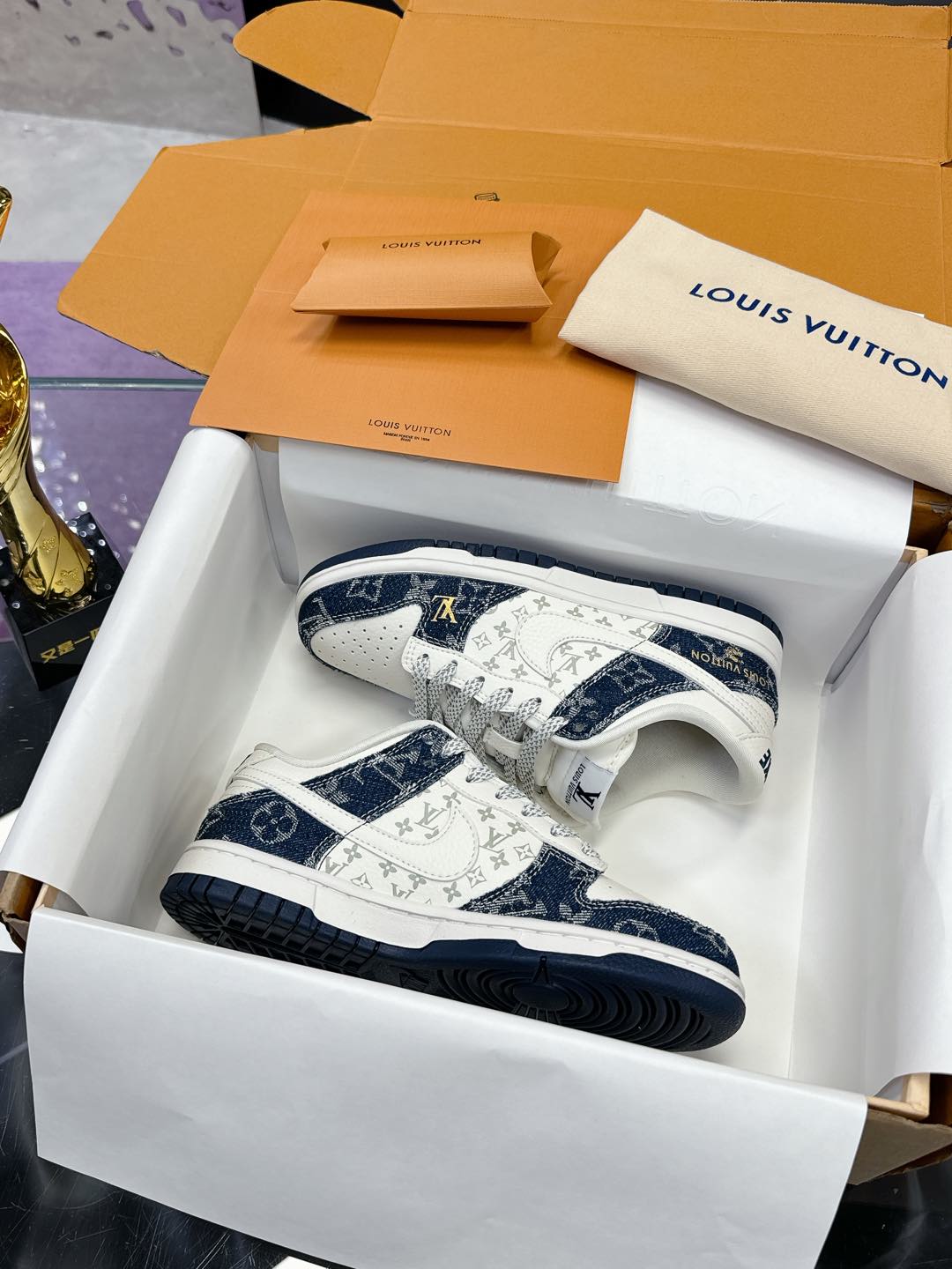 Factory precio: (caja de aviones) Lv co-branded Nike Nike serie 2025 nuevos colores Xiaohong libro m