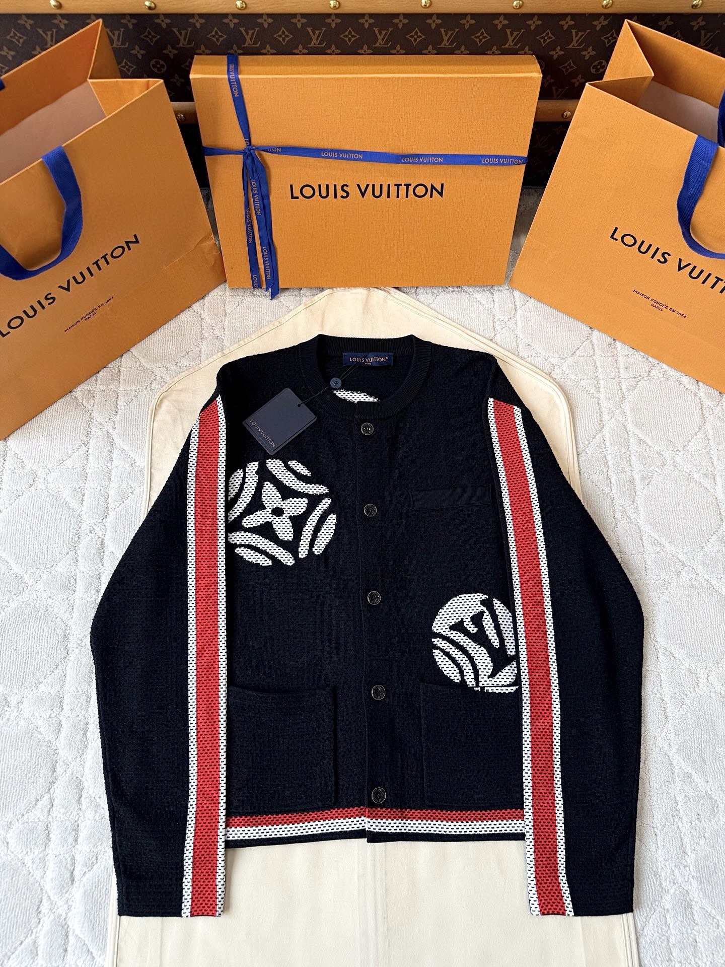 NO:774996,1V 25FW Nigo co-branded knitted college style jacket. Purchase the original version and develop it. Feel free to compare with any version on the market!  Size:S/M/L/XL,Louis Vuitton-clothing,louis vuitton,jackets & coats,jackets & coats,198609091V 25FW Nigo联名针织学院风波点夹克外套 原版购入开发,随意对比市面任意版本！ Size:S/M/L/XL,路易威登-服装,louis vuitton,jackets & coats,jackets & coats,,Women's clothing
