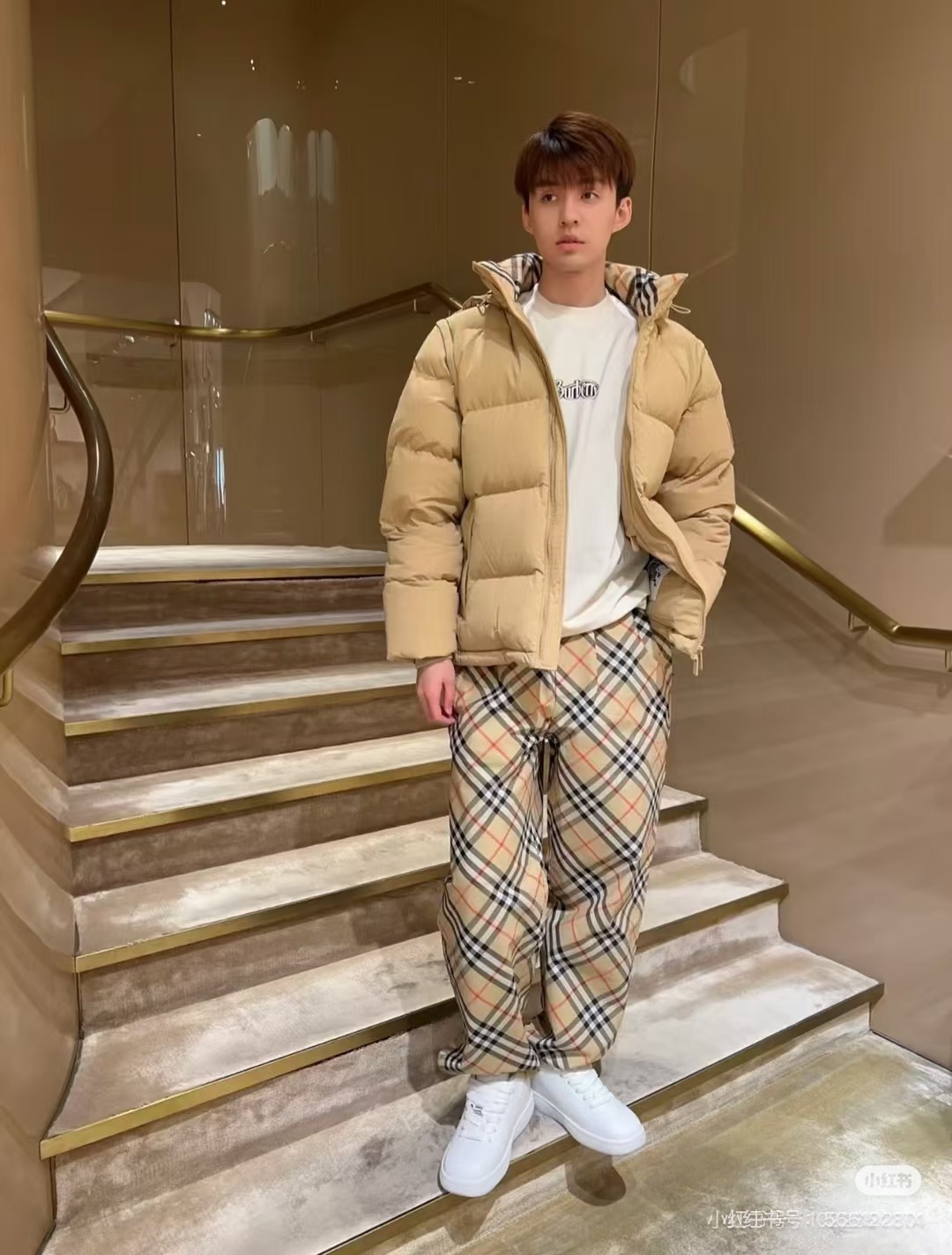 NO:480173,025 Burberry's new down jacket is shipped, can be taken off-sleeved, 90 velvet filling, no gallbladder anti-fleece, comfortable fabric. The same style for men and women, color black, khaki, olive green Size S, M, L, X L, XX L.,,burberry, down jacket, alexander wang19860909025巴宝莉新款羽绒服出货,可脱袖、90绒填充、无胆防绒,面料舒适.男女同款 颜色黑色、卡其、橄榄绿 尺码S、M、L、X L、XX L.,,burberry,down jacket,alexander wang,Women's clothing