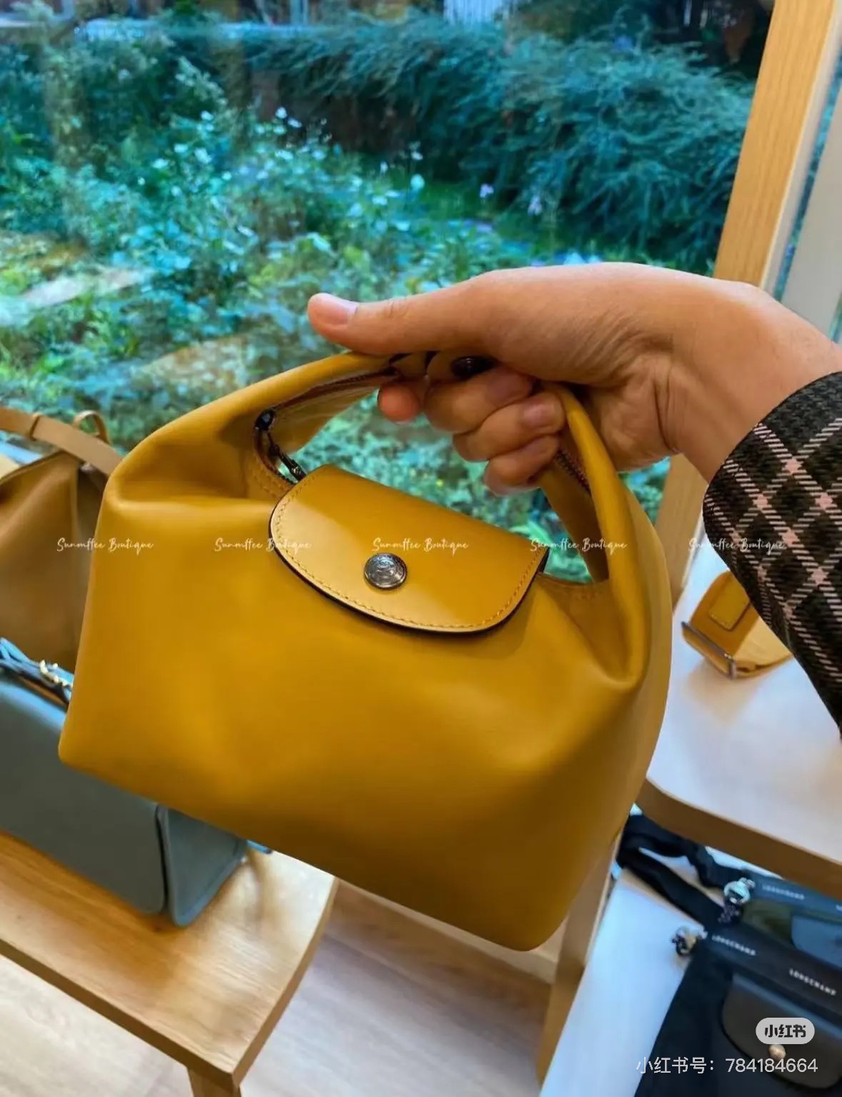 Longchamp The price/performance ratio is so good that I want to keep one for myself.