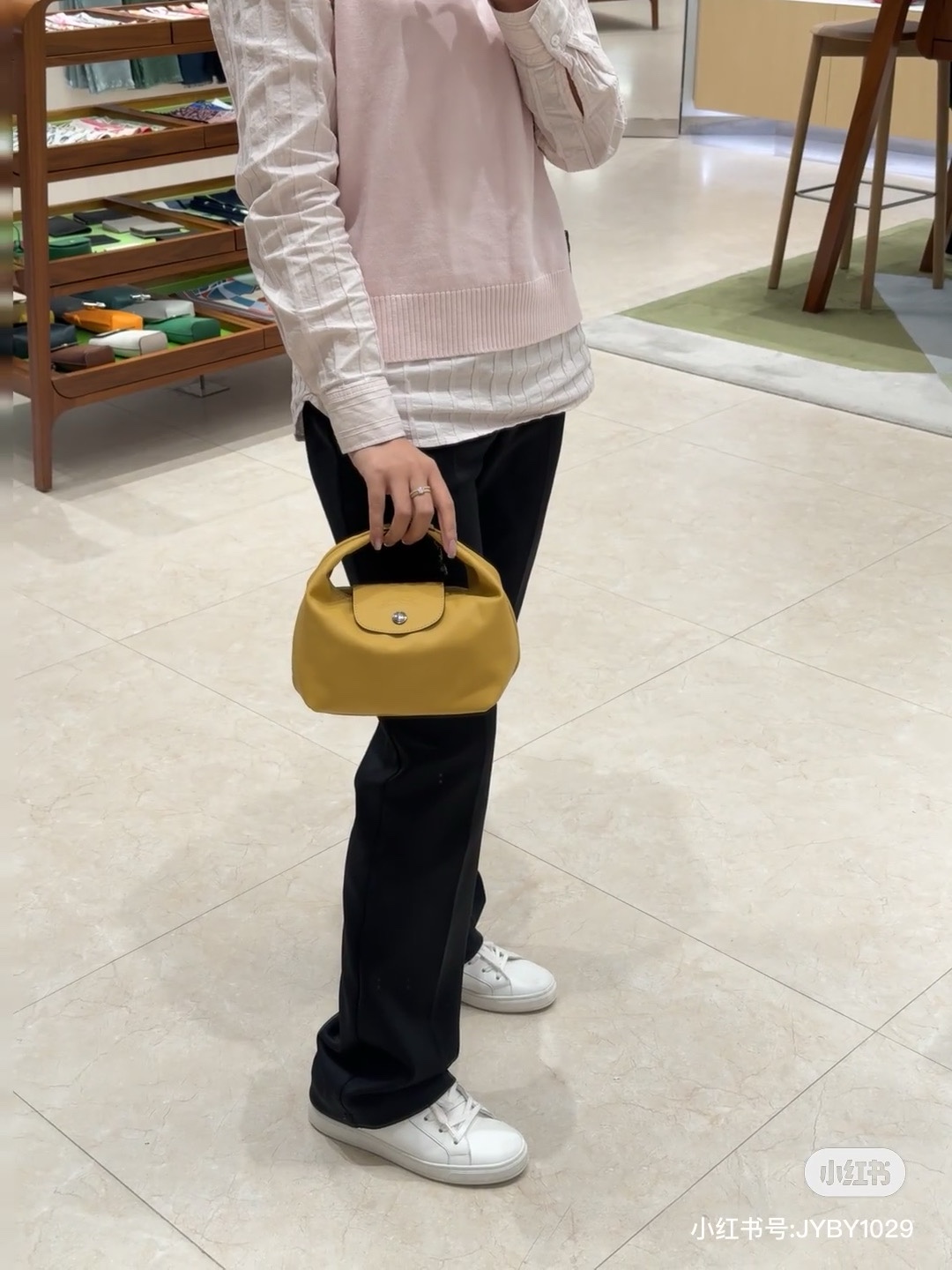 Longchamp The price/performance ratio is so good that I want to keep one for myself.