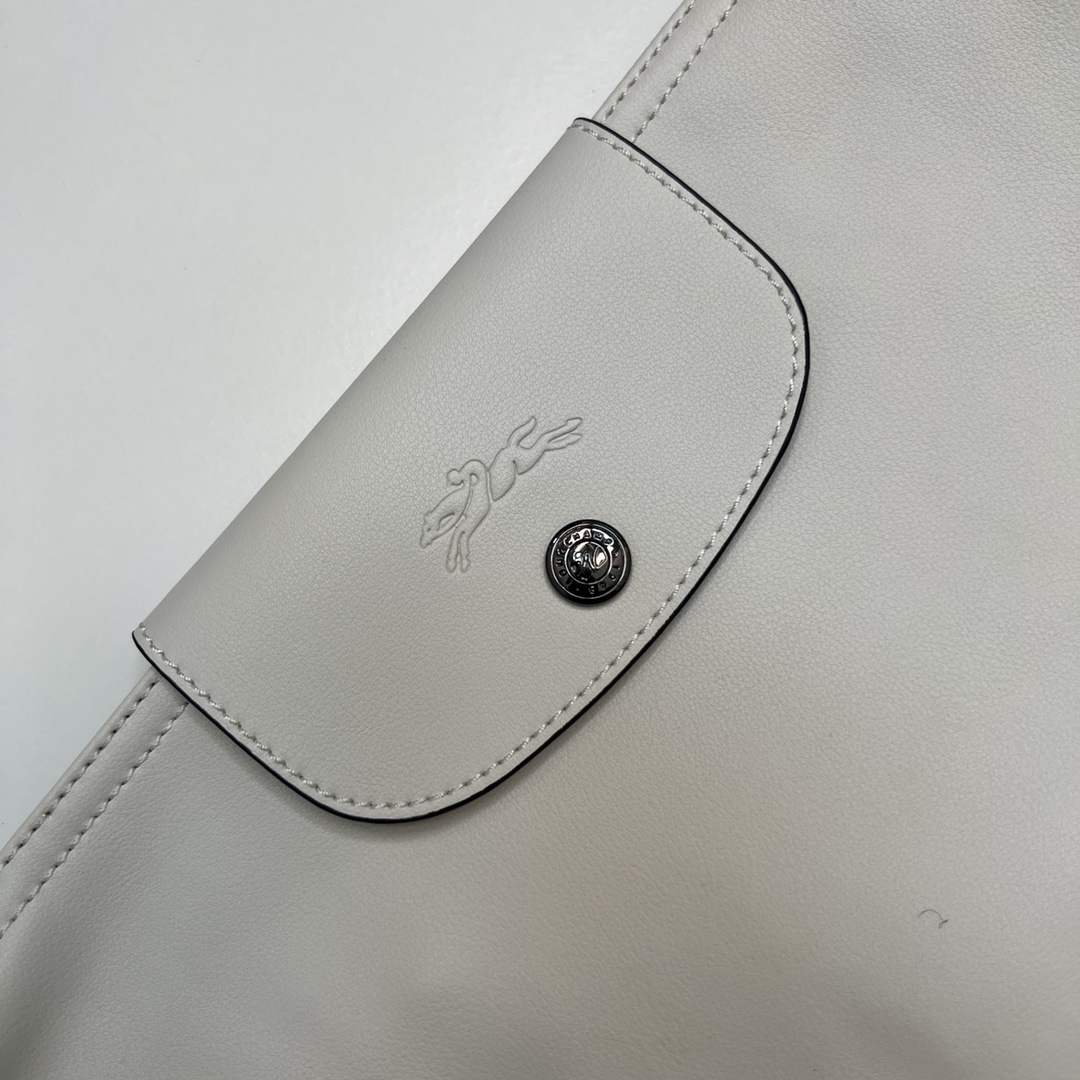 Off-white 280 has the most popular sense of relaxation at the moment. It is the most commonly used cowhide bag whether for work or travel. This l