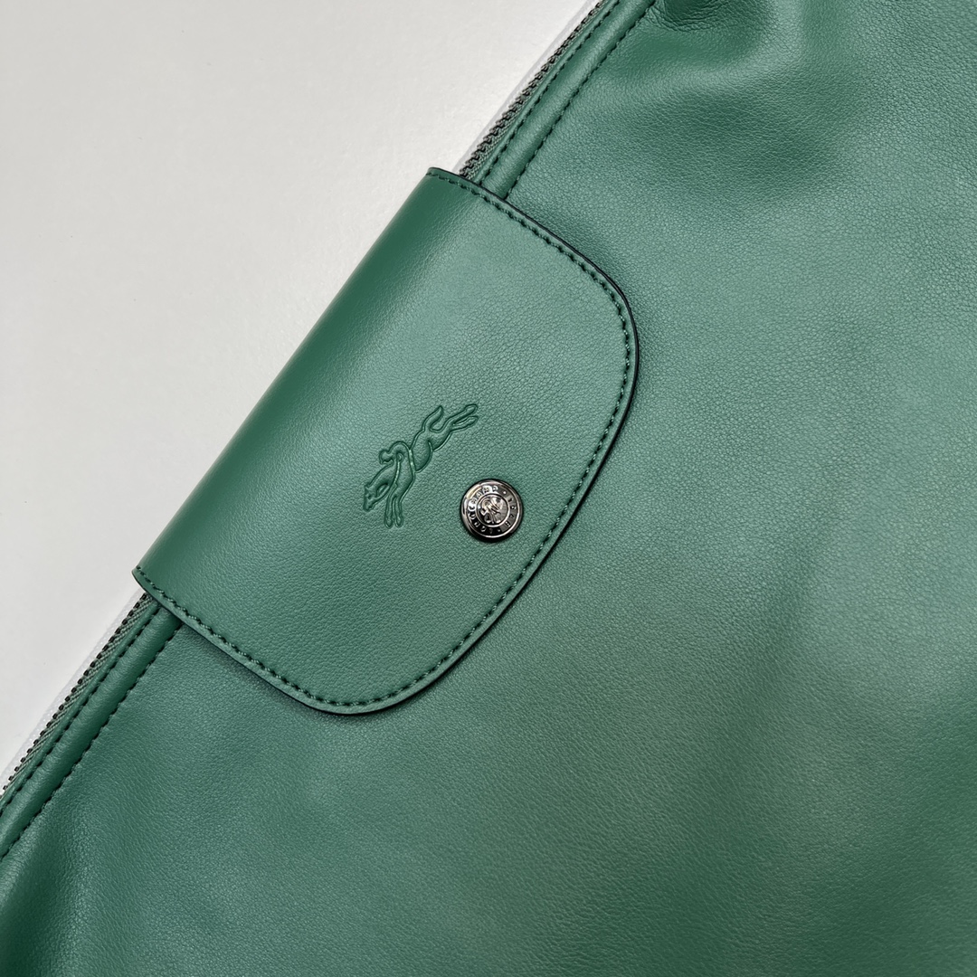Pine green 280 has the most popular sense of relaxation at the moment. It is the most commonly used cowhide bag whether for work or travel. This