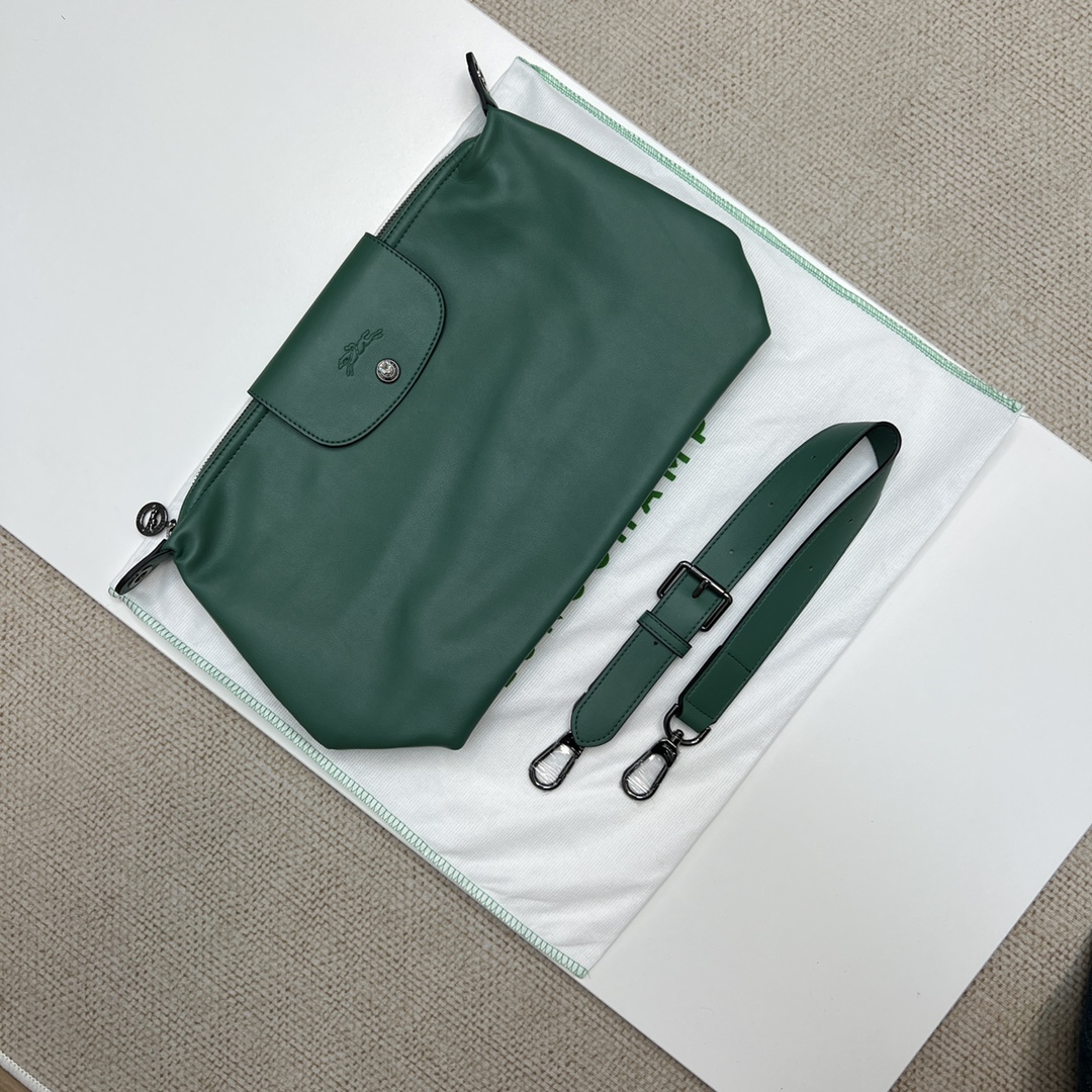 Pine green 280 has the most popular sense of relaxation at the moment. It is the most commonly used cowhide bag whether for work or travel. This