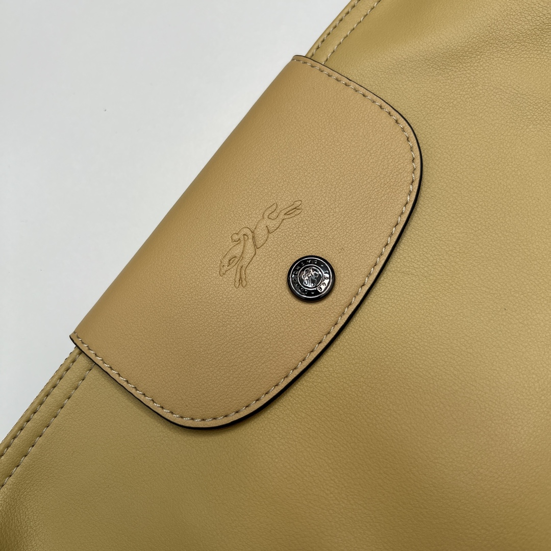 Yellow 280 has the most popular sense of relaxation at the moment. It is the most commonly used cowhide bag whether for work or outing. The leath