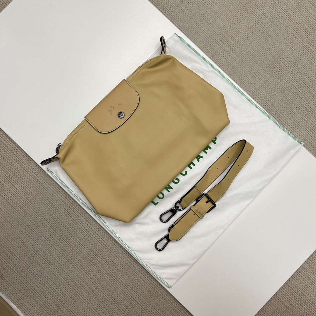 Yellow 280 has the most popular sense of relaxation at the moment. It is the most commonly used cowhide bag whether for work or outing. The leath