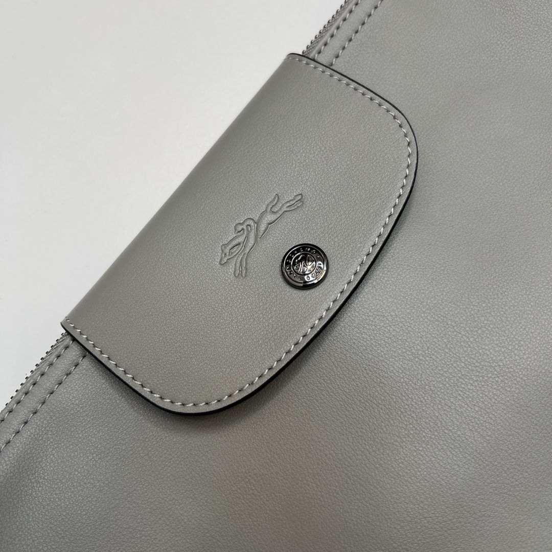 Gray 280 has the most popular relaxed feel at the moment. It is the most commonly used cowhide bag whether for work or travel. This leather bag f