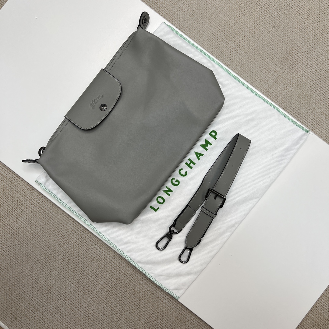 Gray 280 has the most popular relaxed feel at the moment. It is the most commonly used cowhide bag whether for work or travel. This leather bag f