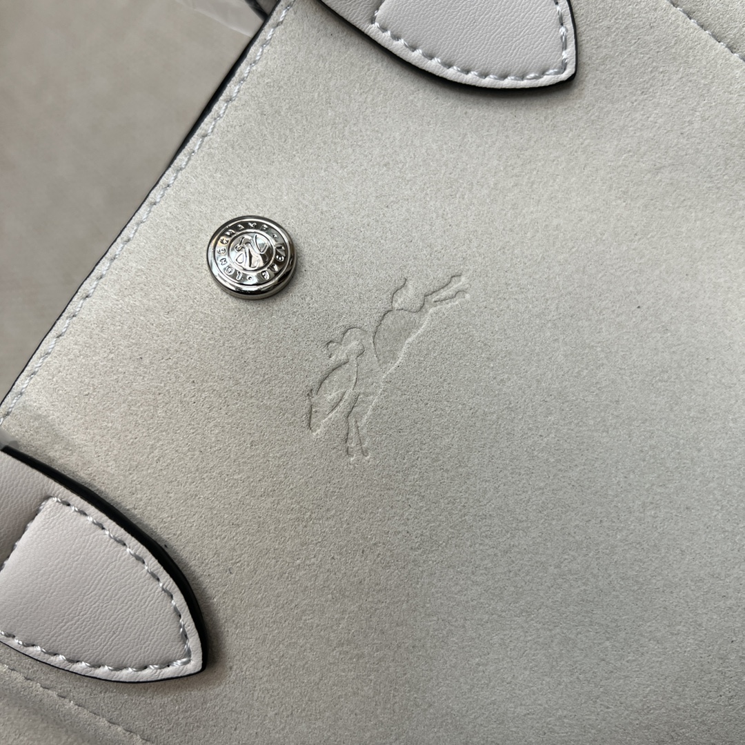 Longchamp The white real-shot Replay nubuck leather has been shipped. It has a full autumn and winter atmosphere. Ready stock will be shipped in