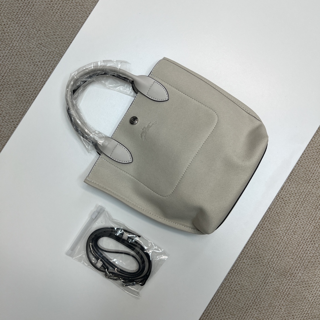 Longchamp The white real-shot Replay nubuck leather has been shipped. It has a full autumn and winter atmosphere. Ready stock will be shipped in