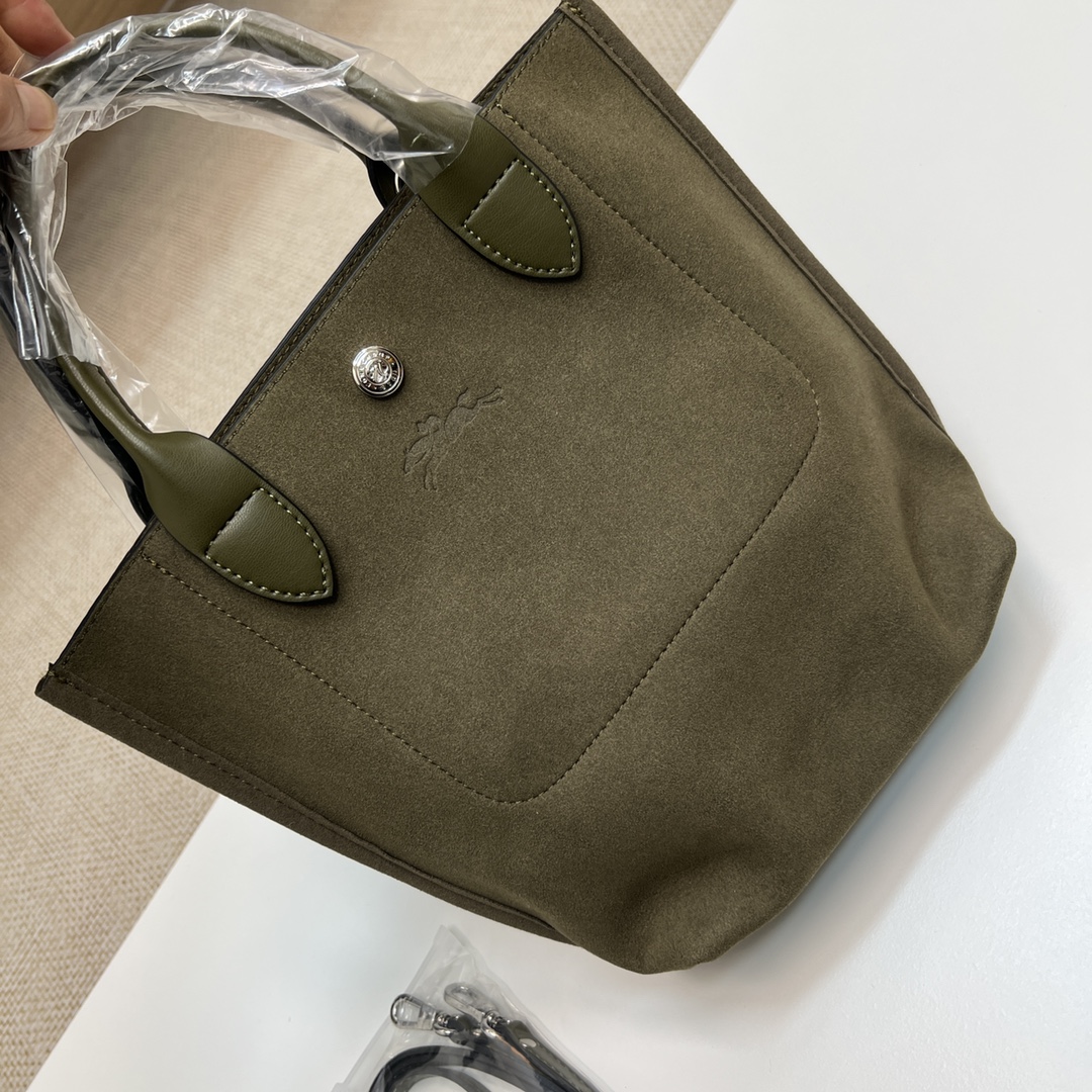 Longchamp Green real-shot Replay nubuck leather is now shipping. It brings a sense of autumn and winter atmosphere. Ready stock will be shipped i