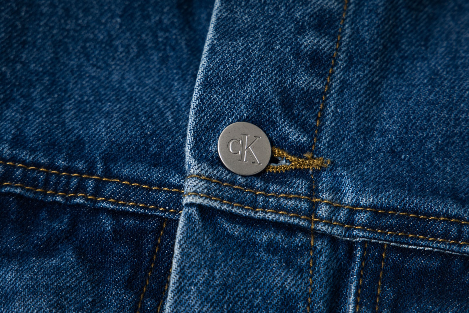 P140💰
-Calvin Klein/卡尔文 2025SS 早春系列双袋碟影贴布经典水洗蓝色牛仔夹克外套

-拼接处专业牛仔埋夹包缝净边处理 原版一致圆弧袖弯

-CK经典款水洗牛仔夹克 田征国 段宜恩 同款上身  一年四季都可以穿的牛仔外套 内搭叠穿 单穿外搭 拯救不会搭

颜色：洗水蓝
尺码：S M L 
款号：888
