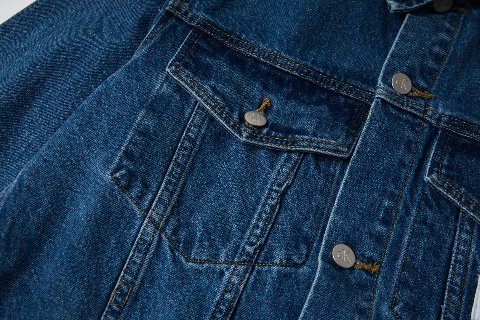 P140💰
-Calvin Klein/卡尔文 2025SS 早春系列双袋碟影贴布经典水洗蓝色牛仔夹克外套

-拼接处专业牛仔埋夹包缝净边处理 原版一致圆弧袖弯

-CK经典款水洗牛仔夹克 田征国 段宜恩 同款上身  一年四季都可以穿的牛仔外套 内搭叠穿 单穿外搭 拯救不会搭

颜色：洗水蓝
尺码：S M L 
款号：888