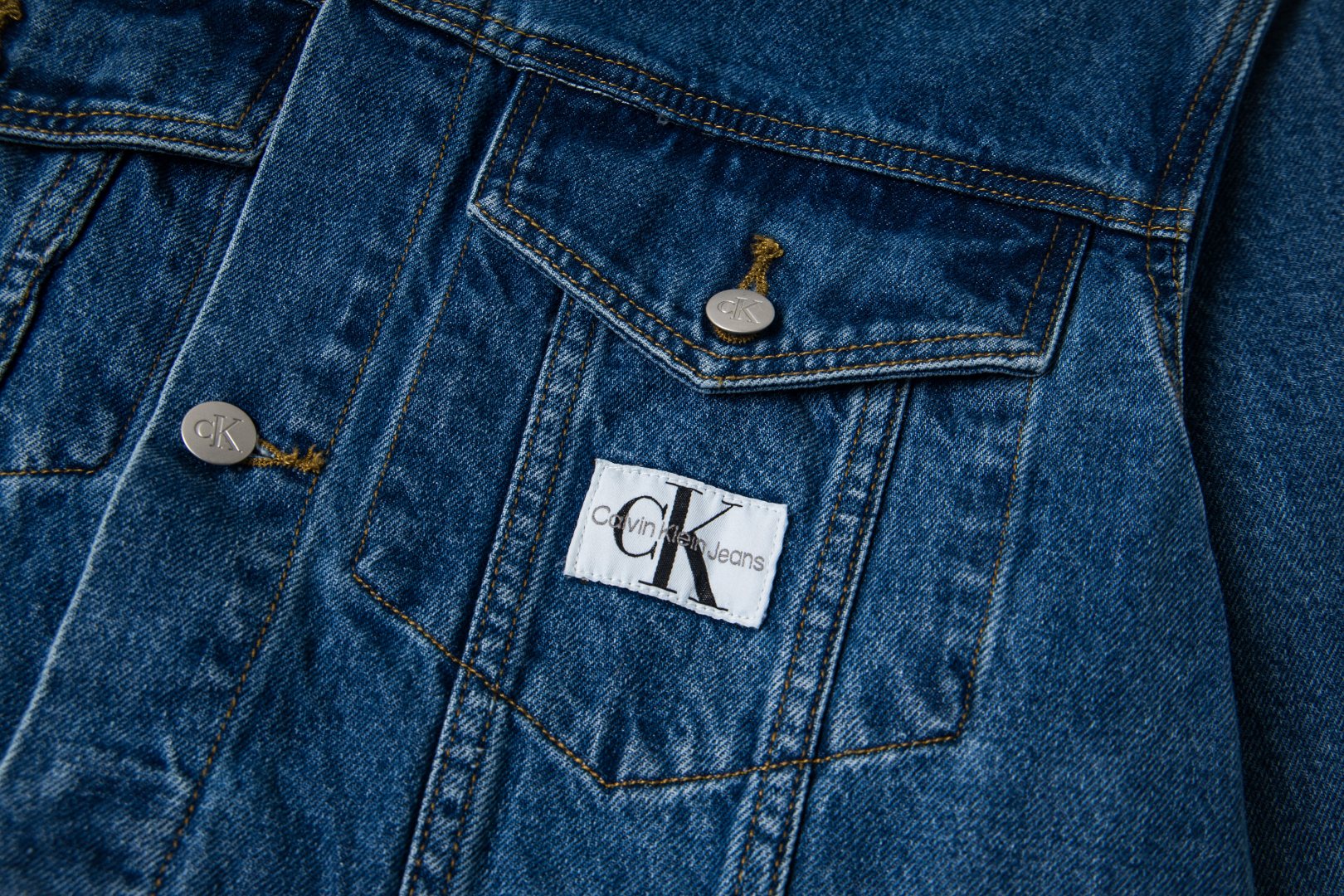 P140💰
-Calvin Klein/卡尔文 2025SS 早春系列双袋碟影贴布经典水洗蓝色牛仔夹克外套

-拼接处专业牛仔埋夹包缝净边处理 原版一致圆弧袖弯

-CK经典款水洗牛仔夹克 田征国 段宜恩 同款上身  一年四季都可以穿的牛仔外套 内搭叠穿 单穿外搭 拯救不会搭

颜色：洗水蓝
尺码：S M L 
款号：888
