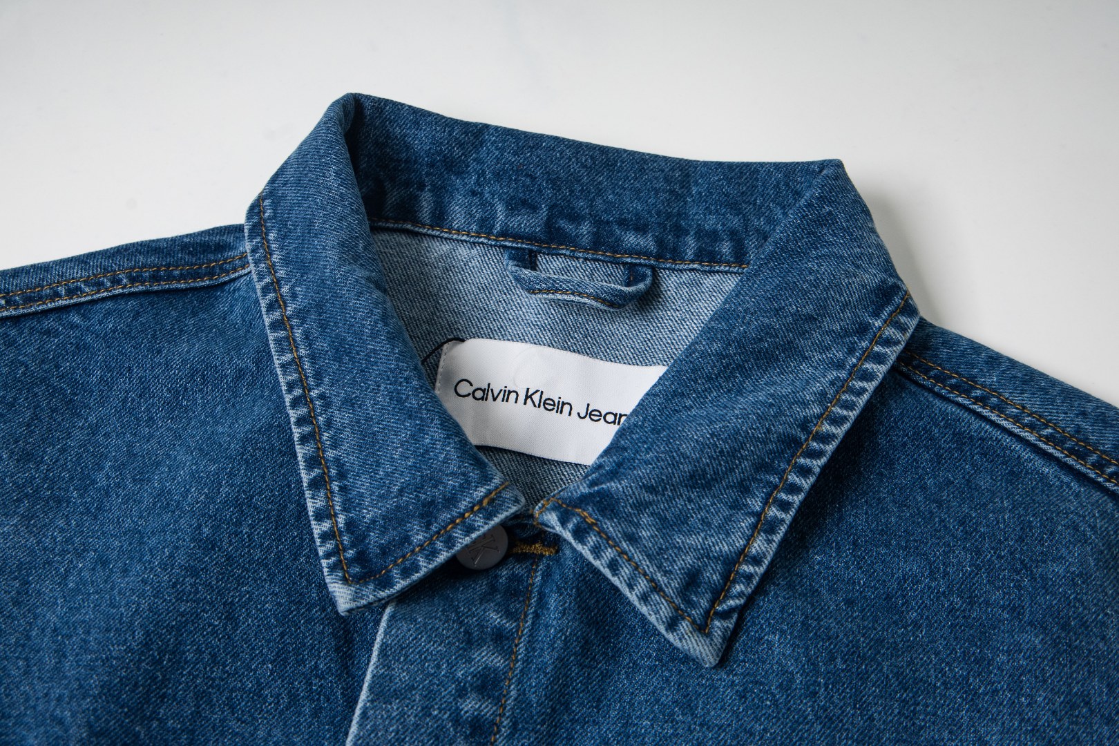 P140💰
-Calvin Klein/卡尔文 2025SS 早春系列双袋碟影贴布经典水洗蓝色牛仔夹克外套

-拼接处专业牛仔埋夹包缝净边处理 原版一致圆弧袖弯

-CK经典款水洗牛仔夹克 田征国 段宜恩 同款上身  一年四季都可以穿的牛仔外套 内搭叠穿 单穿外搭 拯救不会搭

颜色：洗水蓝
尺码：S M L 
款号：888