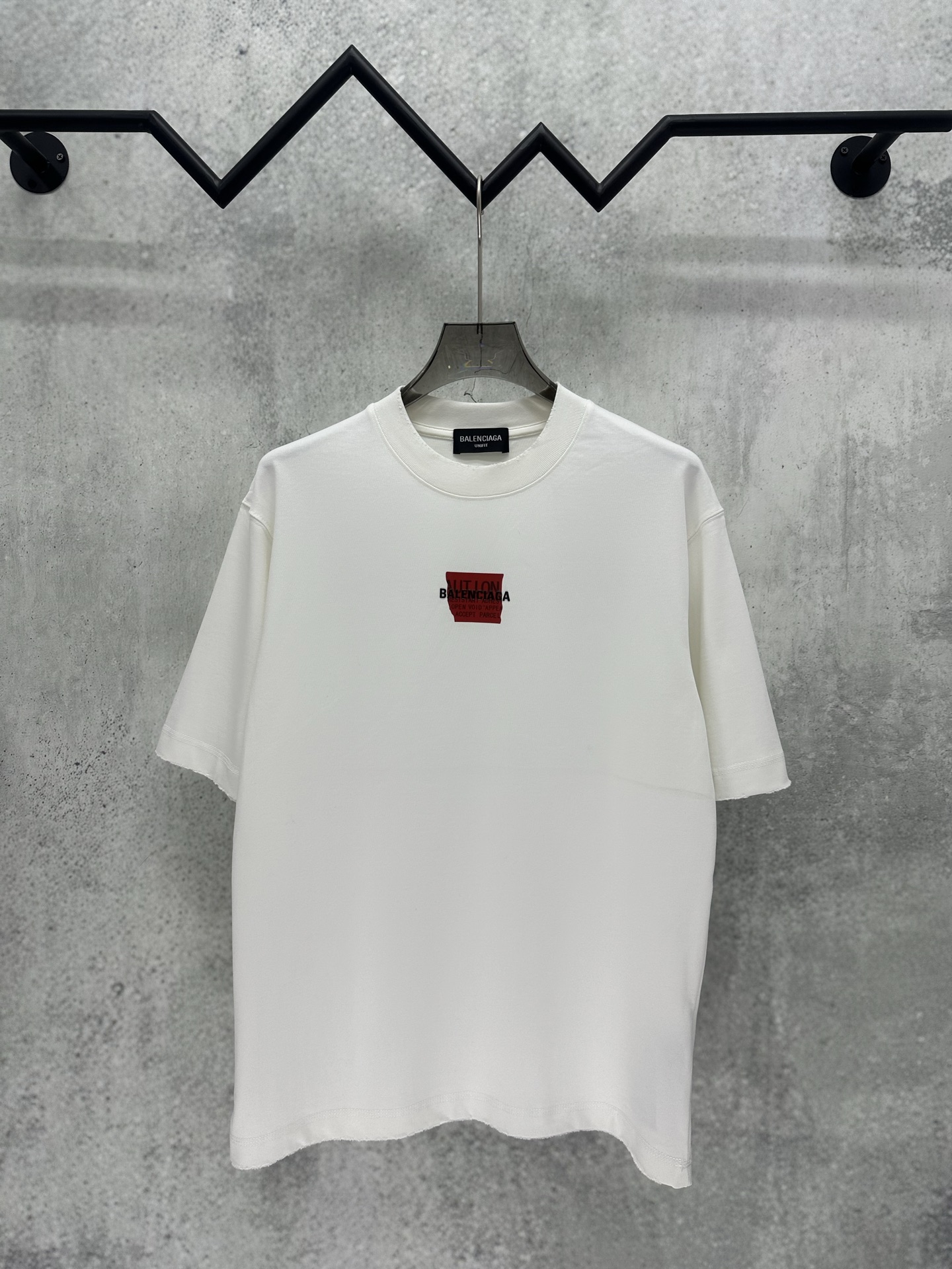 Balenciaga 巴黎世家 Balenciaga 2026ss重磅 高圆领设计理念380g重磅纯棉 领口袖口下摆采用进口磨破机做破高精工艺 质感十足 百搭