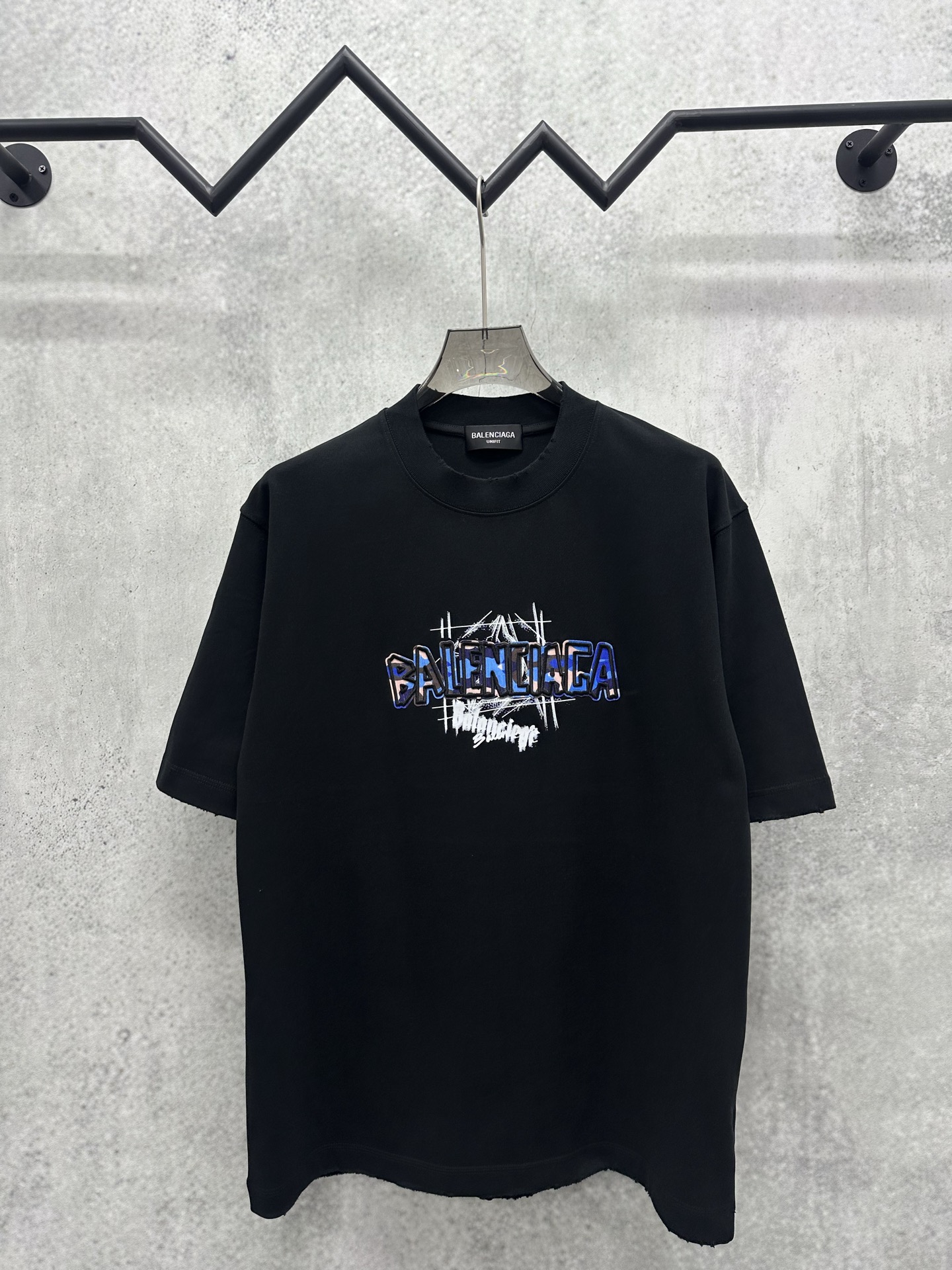 Balenciaga 巴黎世家 Balenciaga 2026ss重磅 高圆领设计理念380g重磅纯棉 领口袖口下摆采用进口磨破机做破高精工艺 质感十足 百搭