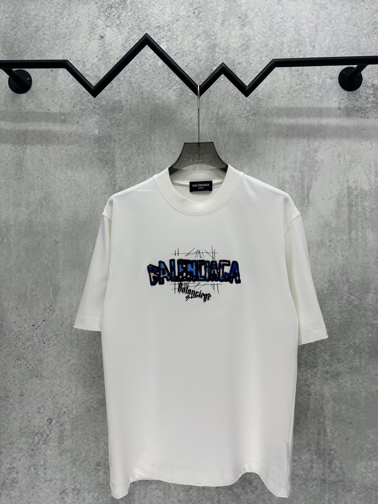Balenciaga 巴黎世家 Balenciaga 2026ss重磅 高圆领设计理念380g重磅纯棉 领口袖口下摆采用进口磨破机做破高精工艺 质感十足 百搭