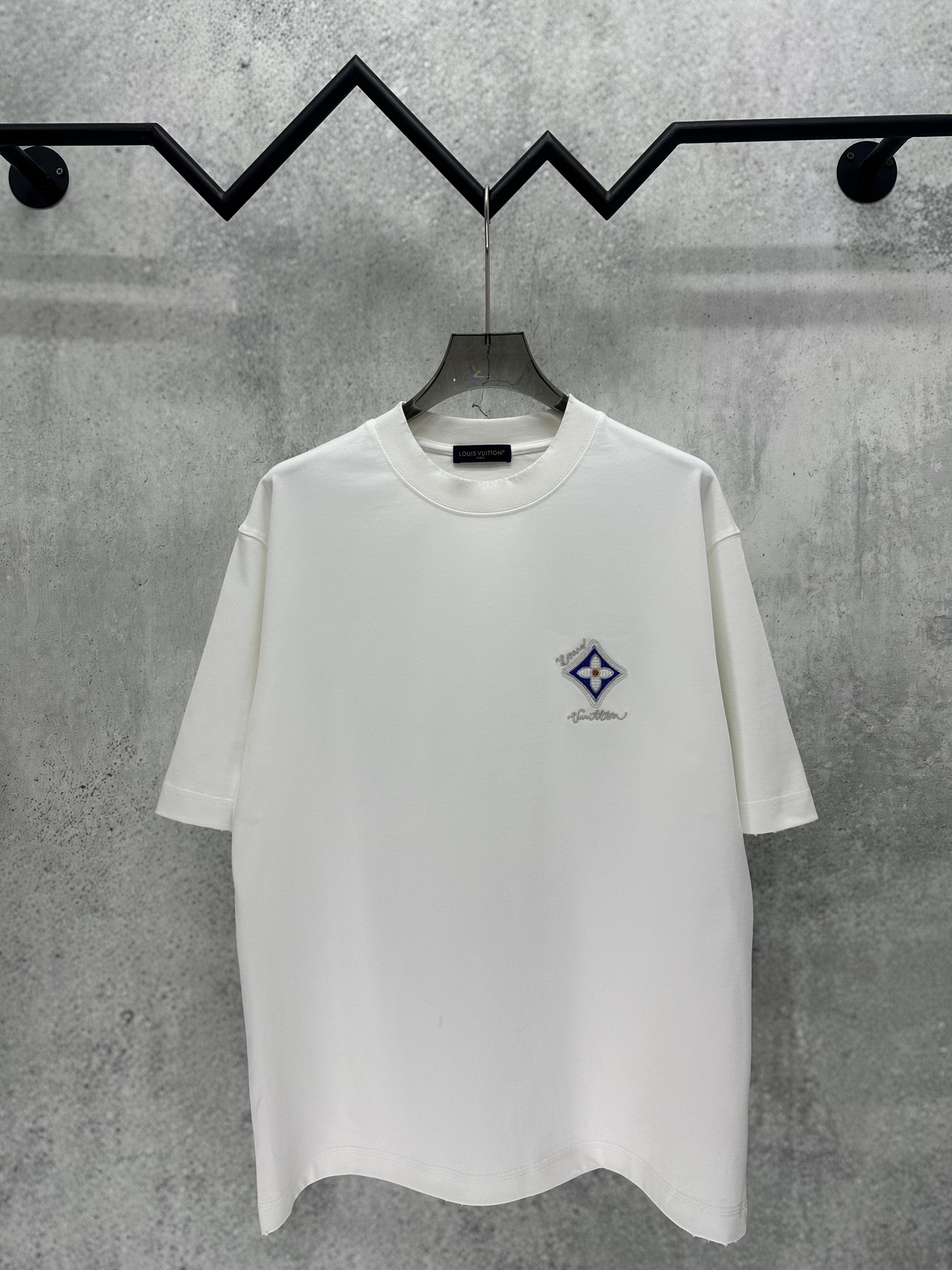 Louis Vuitton Lv 路易威登2026ss重磅 高圆领设计理念380g重磅纯棉 采用万针刺绣工艺 领口下摆袖口采用进口磨破机高精做破工艺 质感十足 百搭