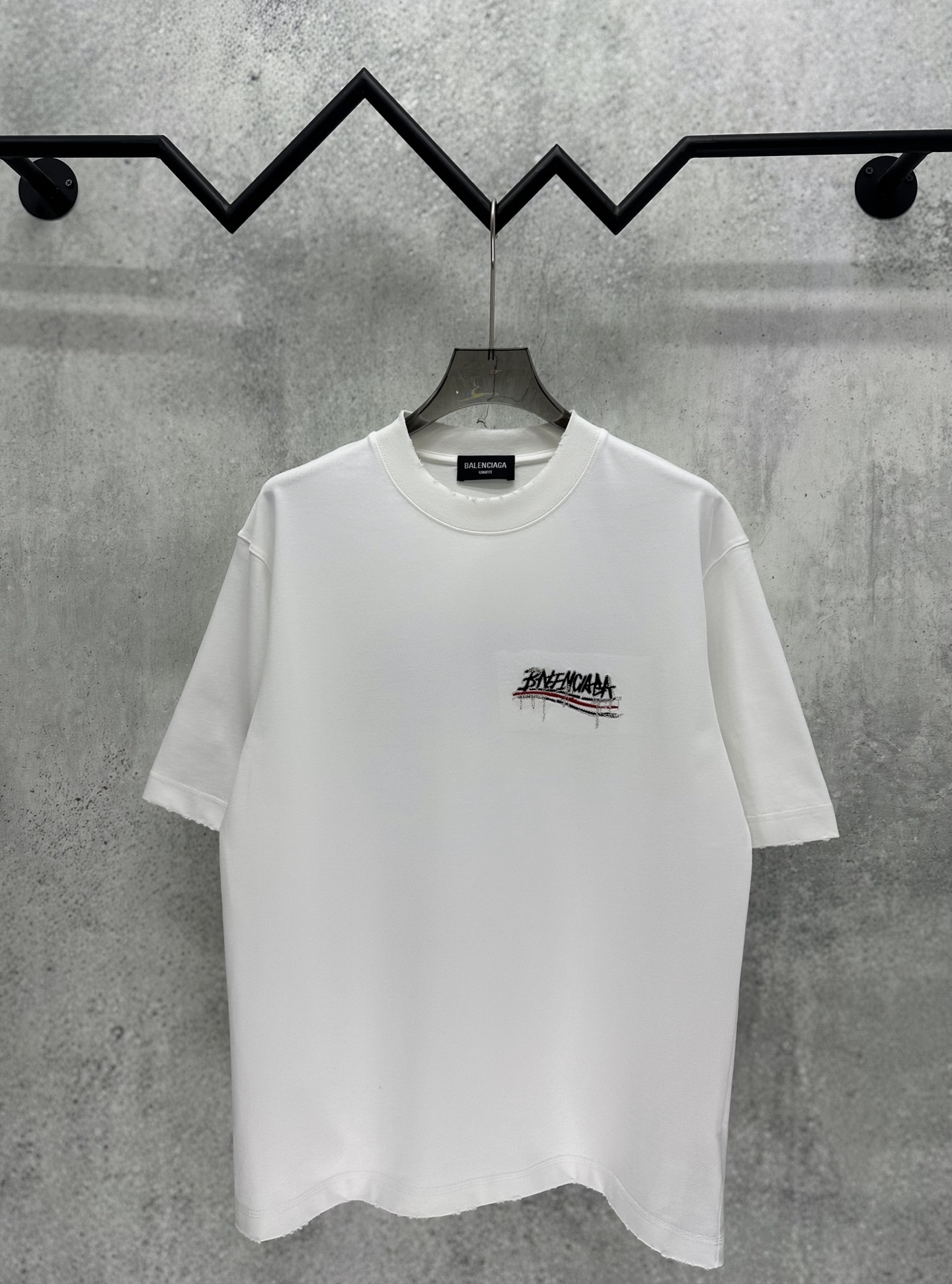 Balenciaga 巴黎世家 Balenciaga 2026ss重磅 高圆领设计理念380g重磅纯棉 领口袖口下摆采用进口磨破机做破高精工艺 质感十足 百搭
