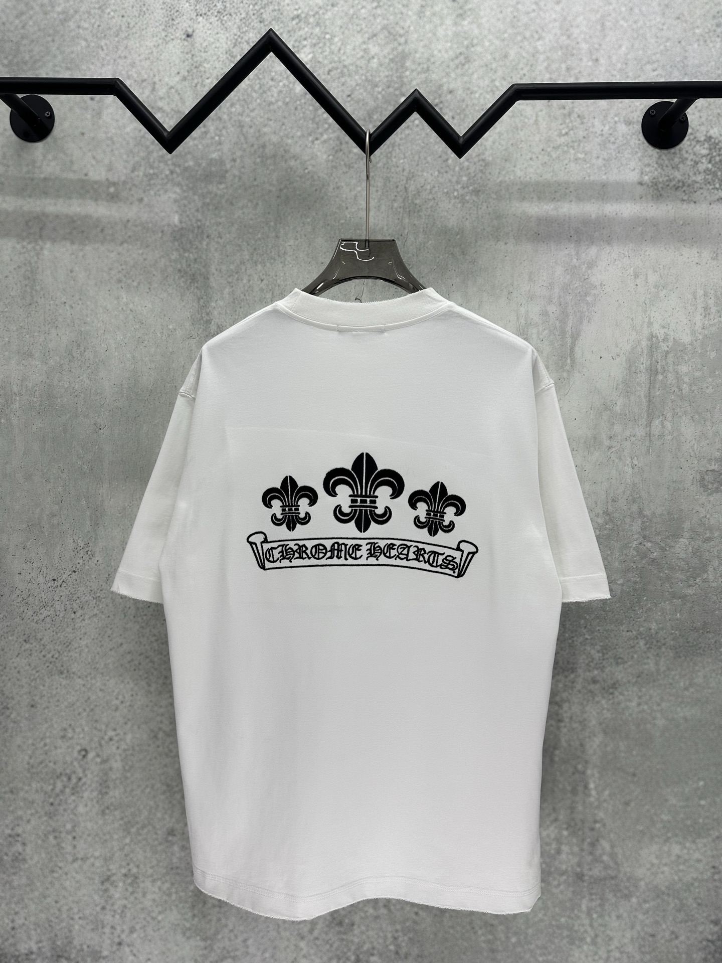 Chrome Hearts 克罗心 Chrome Hearts 2026新款春季短袖380克高圆领设计理念 万针刺绣工艺 重磅纯棉 领口下摆袖口采用进口磨破机高精做破工艺 质感十足 百搭