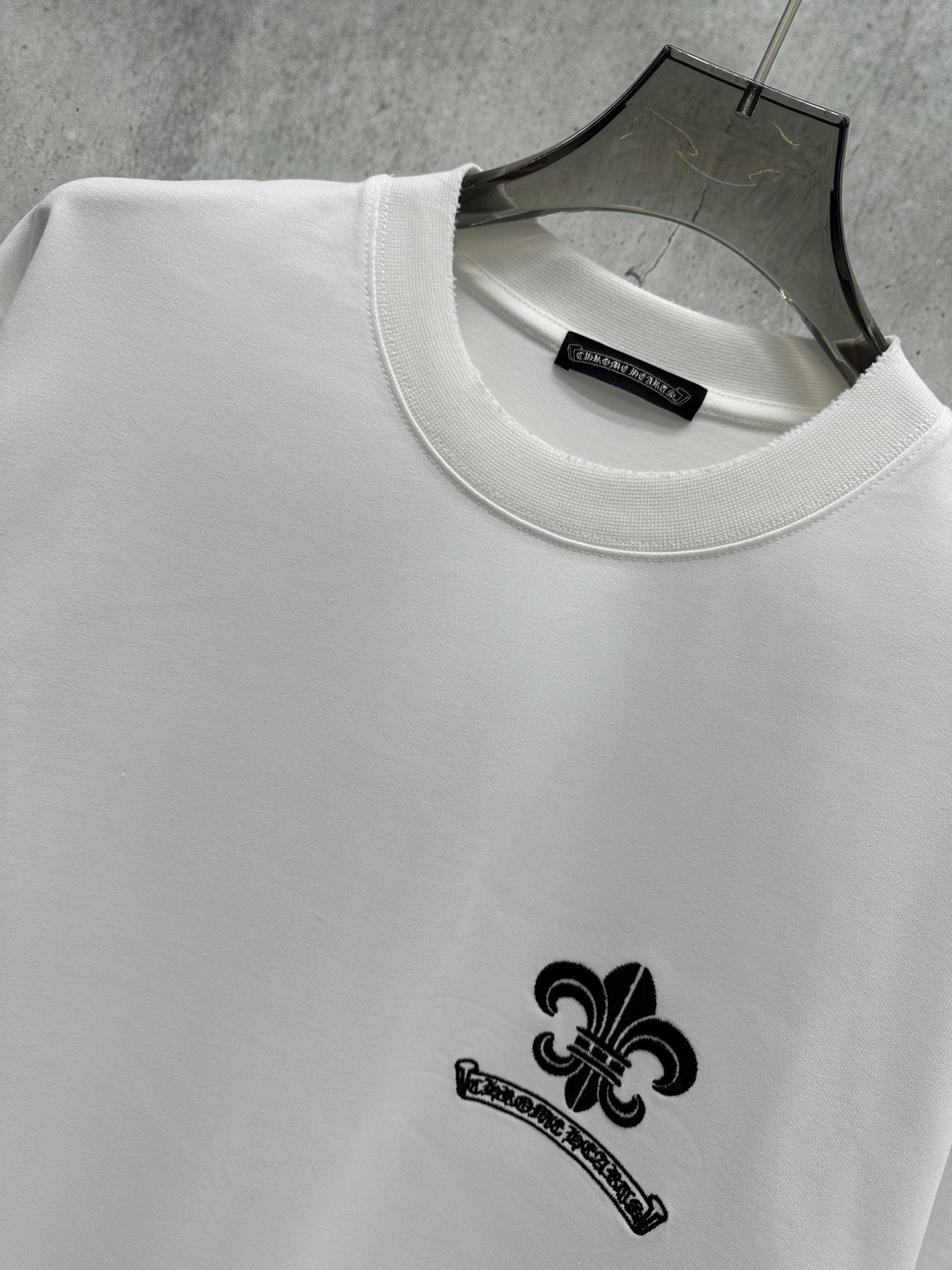 Chrome Hearts 克罗心 Chrome Hearts 2026新款春季短袖380克高圆领设计理念 万针刺绣工艺 重磅纯棉 领口下摆袖口采用进口磨破机高精做破工艺 质感十足 百搭