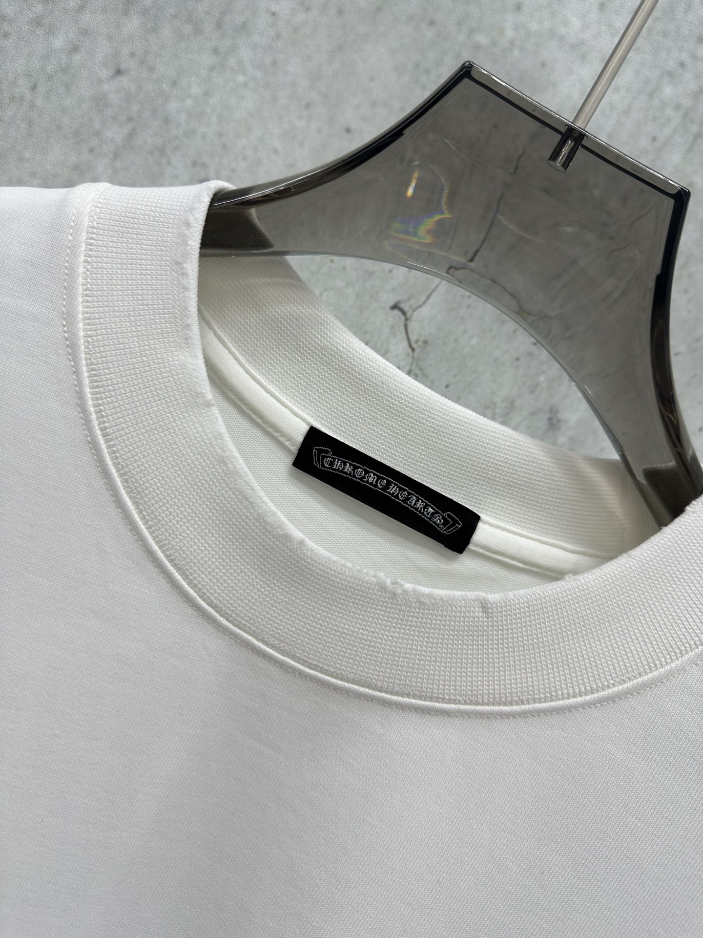 Chrome Hearts 克罗心 Chrome Hearts 2026新款春季短袖380克高圆领设计理念 万针刺绣工艺 重磅纯棉 领口下摆袖口采用进口磨破机高精做破工艺 质感十足 百搭