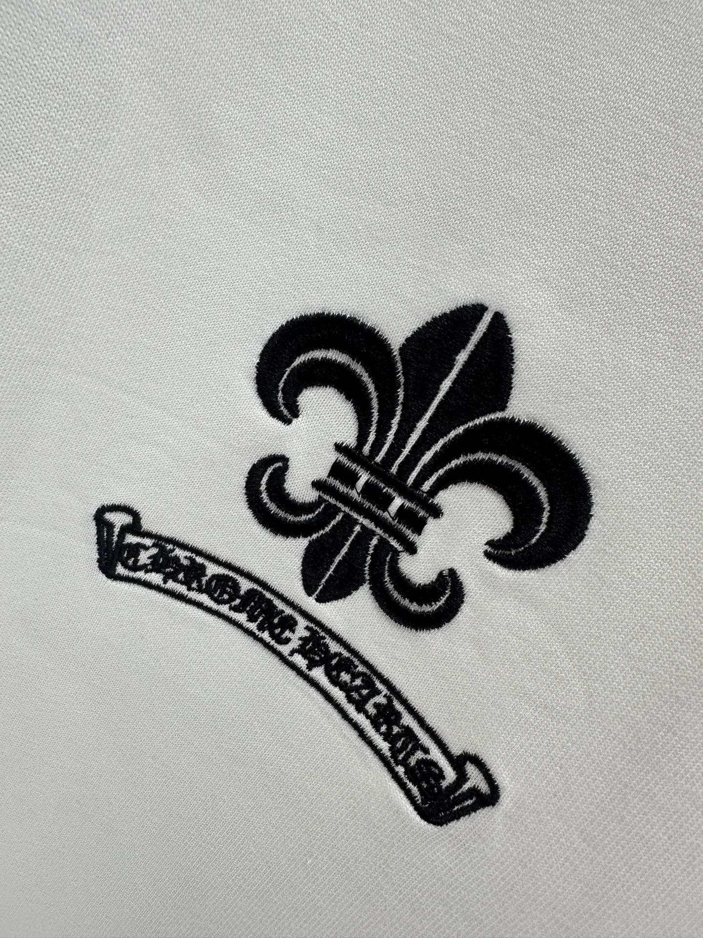 Chrome Hearts 克罗心 Chrome Hearts 2026新款春季短袖380克高圆领设计理念 万针刺绣工艺 重磅纯棉 领口下摆袖口采用进口磨破机高精做破工艺 质感十足 百搭