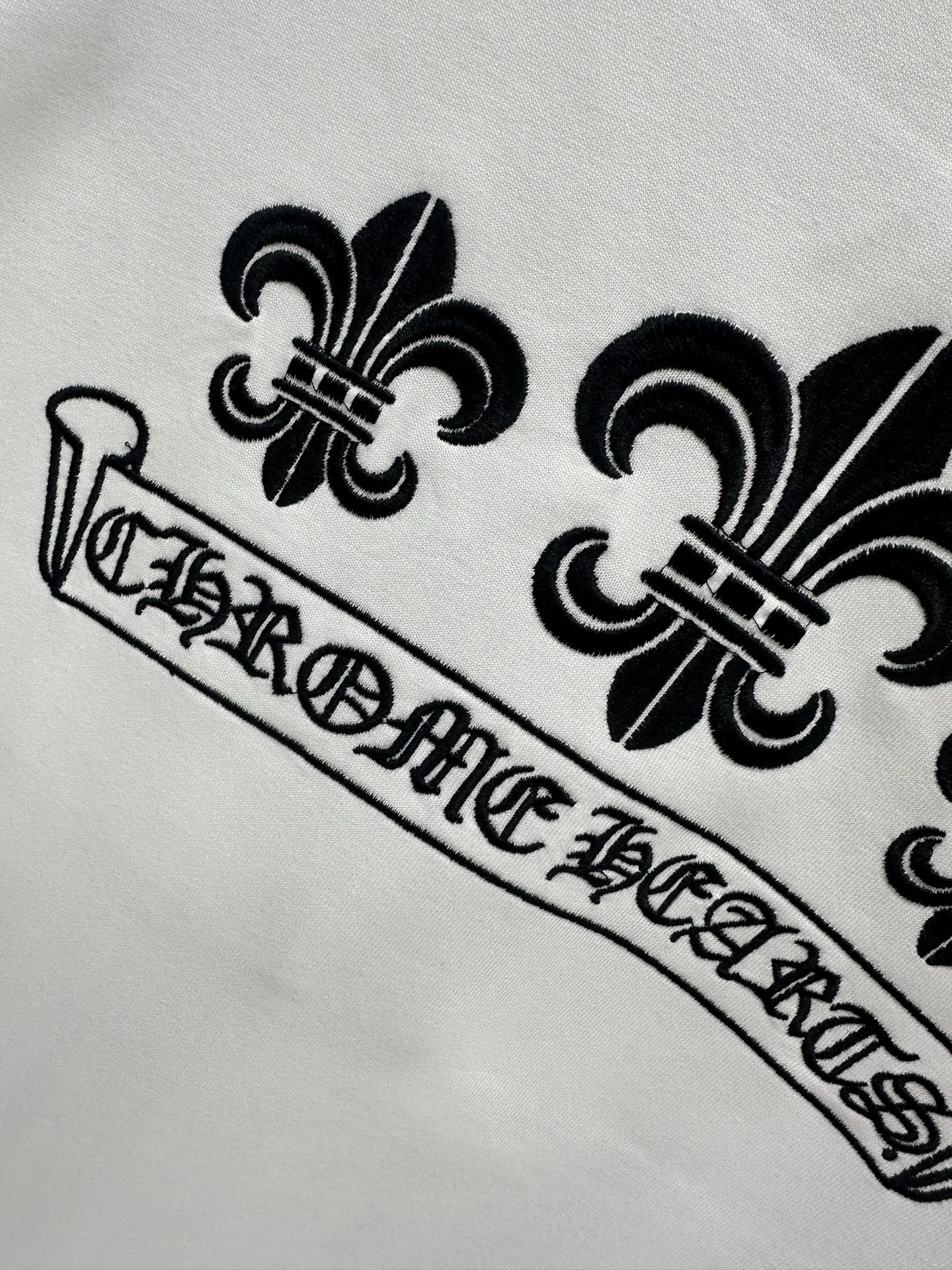 Chrome Hearts 克罗心 Chrome Hearts 2026新款春季短袖380克高圆领设计理念 万针刺绣工艺 重磅纯棉 领口下摆袖口采用进口磨破机高精做破工艺 质感十足 百搭