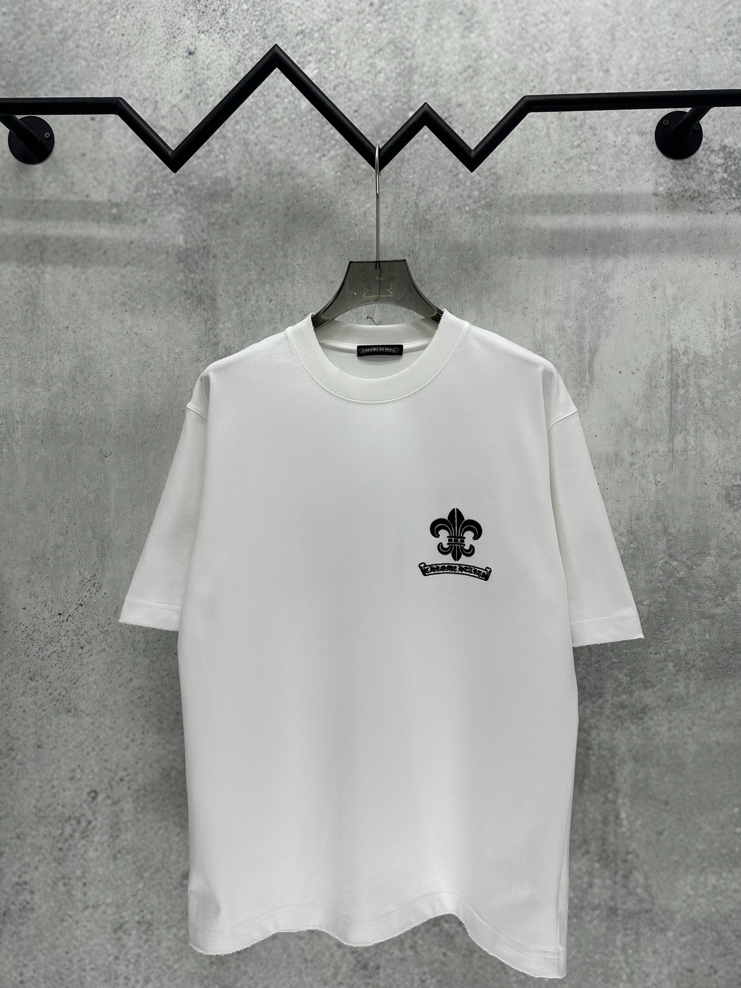 Chrome Hearts 克罗心 Chrome Hearts 2026新款春季短袖380克高圆领设计理念 万针刺绣工艺 重磅纯棉 领口下摆袖口采用进口磨破机高精做破工艺 质感十足 百搭
