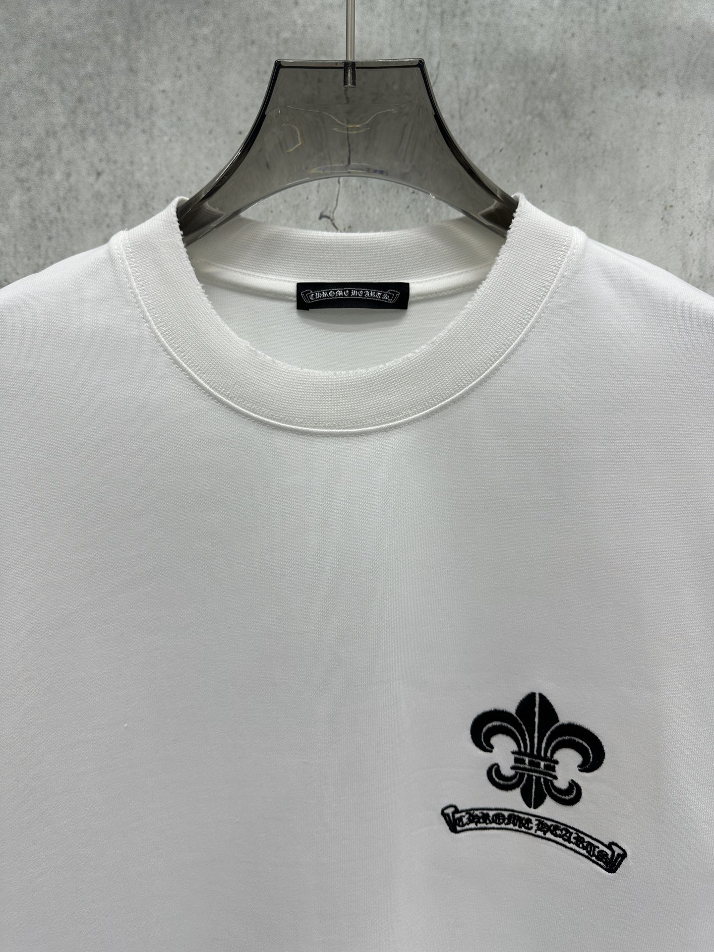 Chrome Hearts 克罗心 Chrome Hearts 2026新款春季短袖380克高圆领设计理念 万针刺绣工艺 重磅纯棉 领口下摆袖口采用进口磨破机高精做破工艺 质感十足 百搭