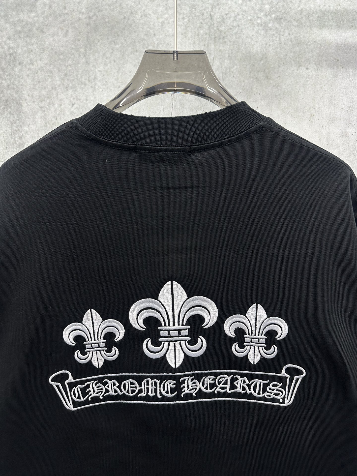 Chrome Hearts 克罗心 Chrome Hearts 2026新款春季短袖380克高圆领设计理念 万针刺绣工艺 重磅纯棉 领口下摆袖口采用进口磨破机高精做破工艺 质感十足 百搭