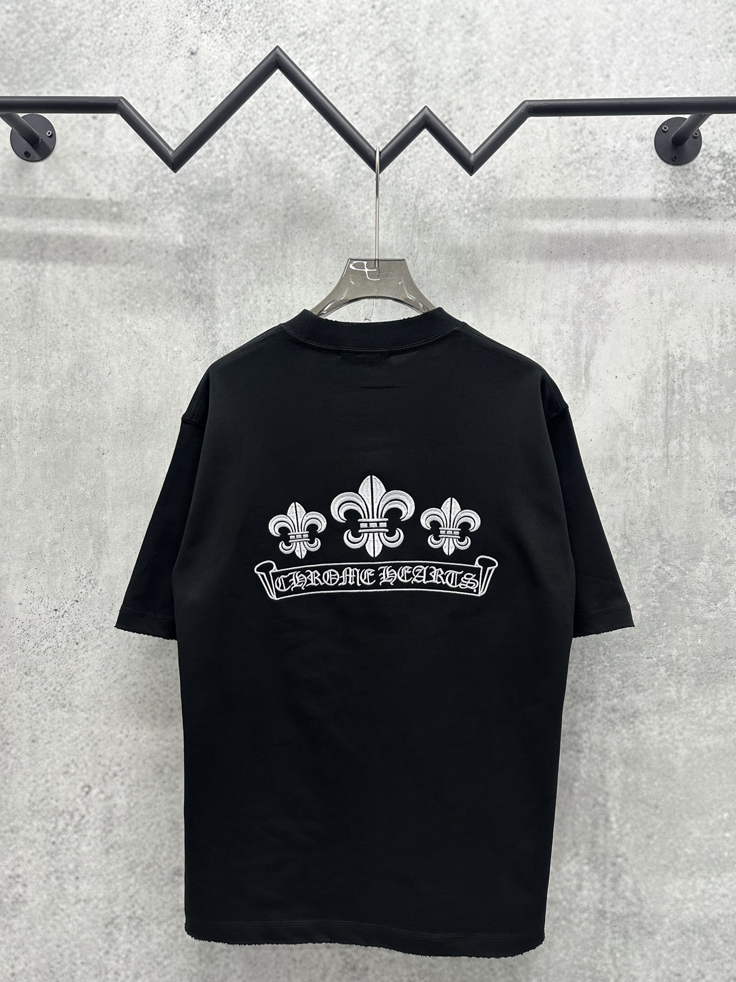 Chrome Hearts 克罗心 Chrome Hearts 2026新款春季短袖380克高圆领设计理念 万针刺绣工艺 重磅纯棉 领口下摆袖口采用进口磨破机高精做破工艺 质感十足 百搭