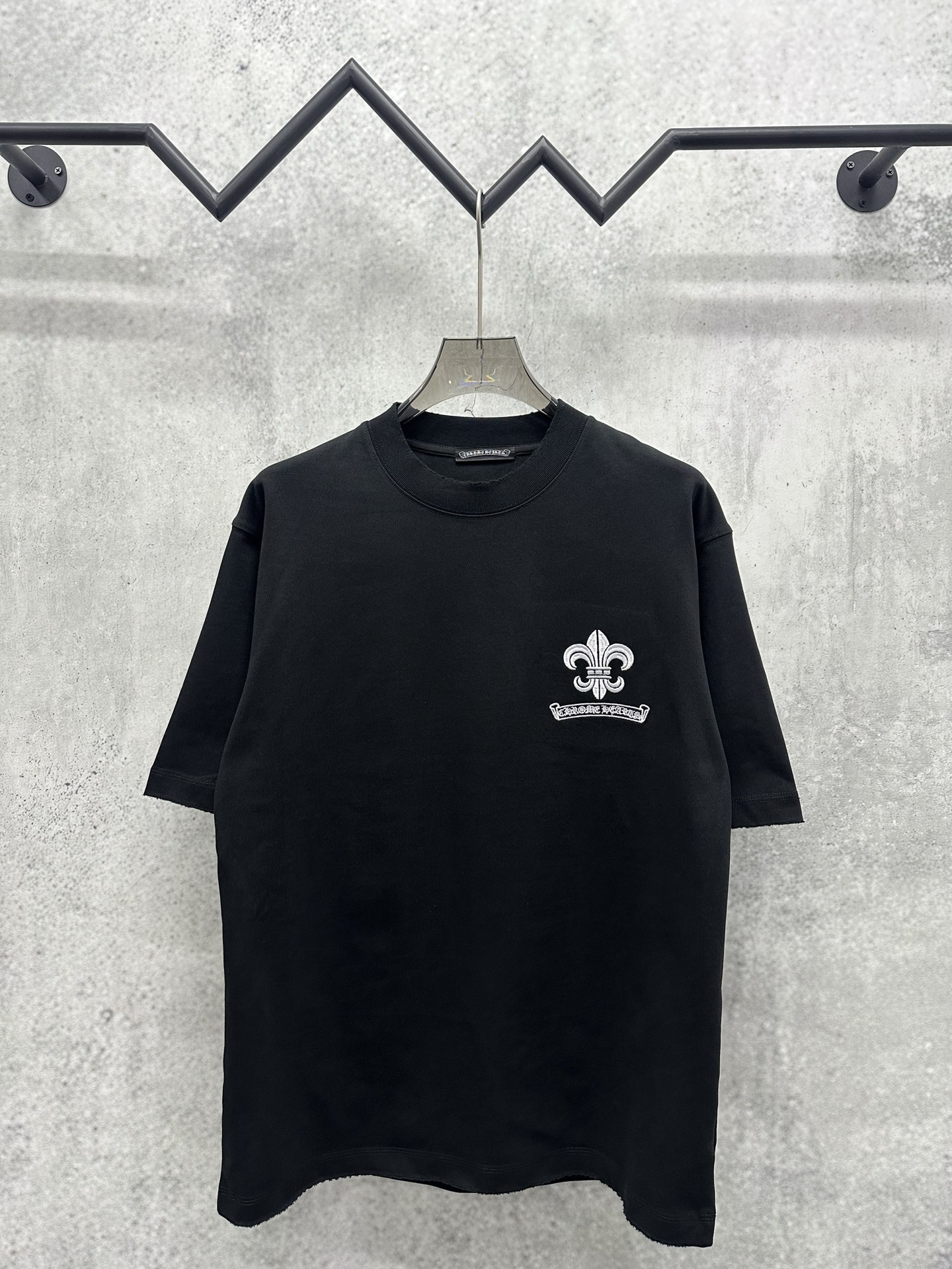 Chrome Hearts 克罗心 Chrome Hearts 2026新款春季短袖380克高圆领设计理念 万针刺绣工艺 重磅纯棉 领口下摆袖口采用进口磨破机高精做破工艺 质感十足 百搭