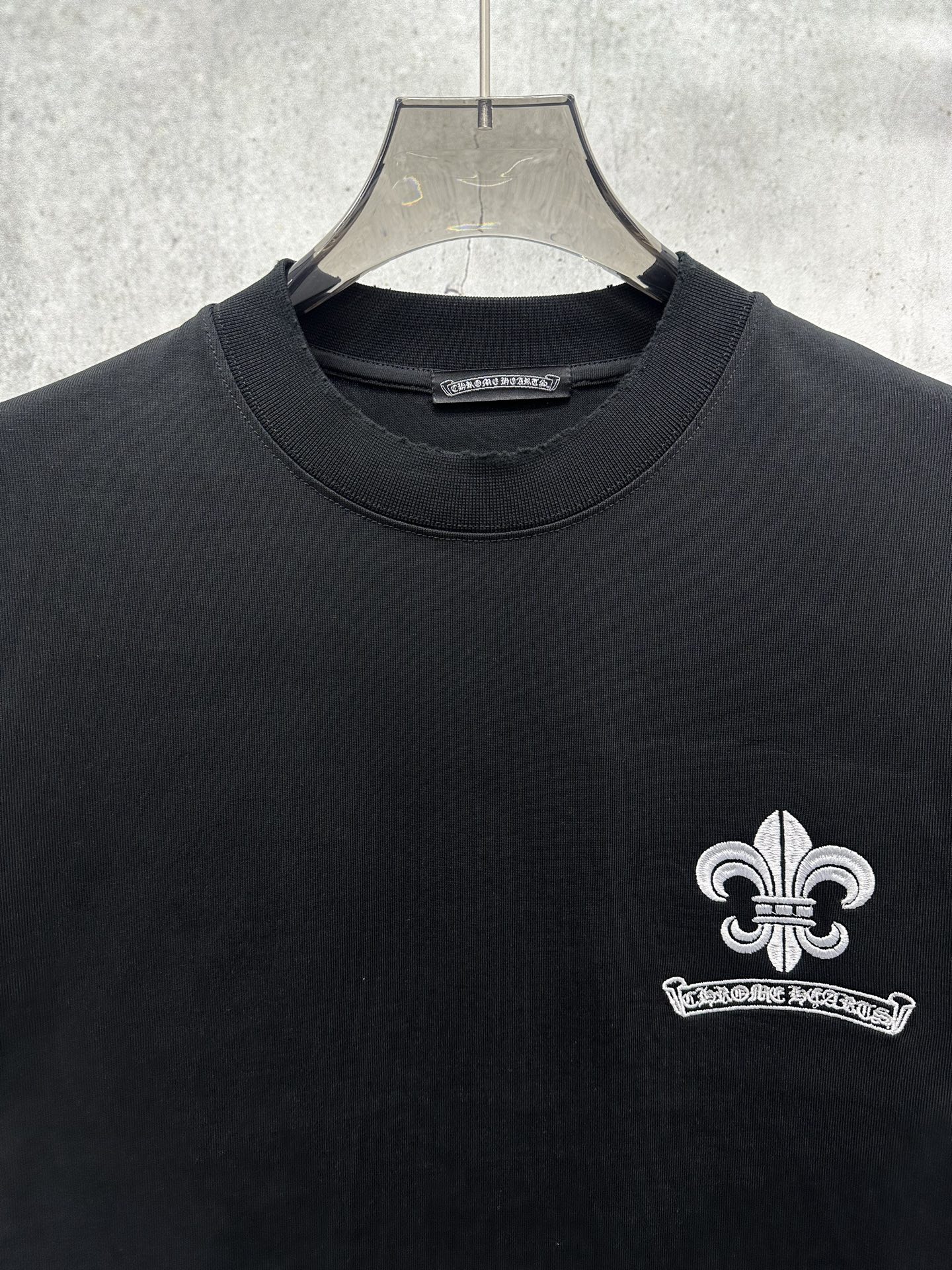 Chrome Hearts 克罗心 Chrome Hearts 2026新款春季短袖380克高圆领设计理念 万针刺绣工艺 重磅纯棉 领口下摆袖口采用进口磨破机高精做破工艺 质感十足 百搭