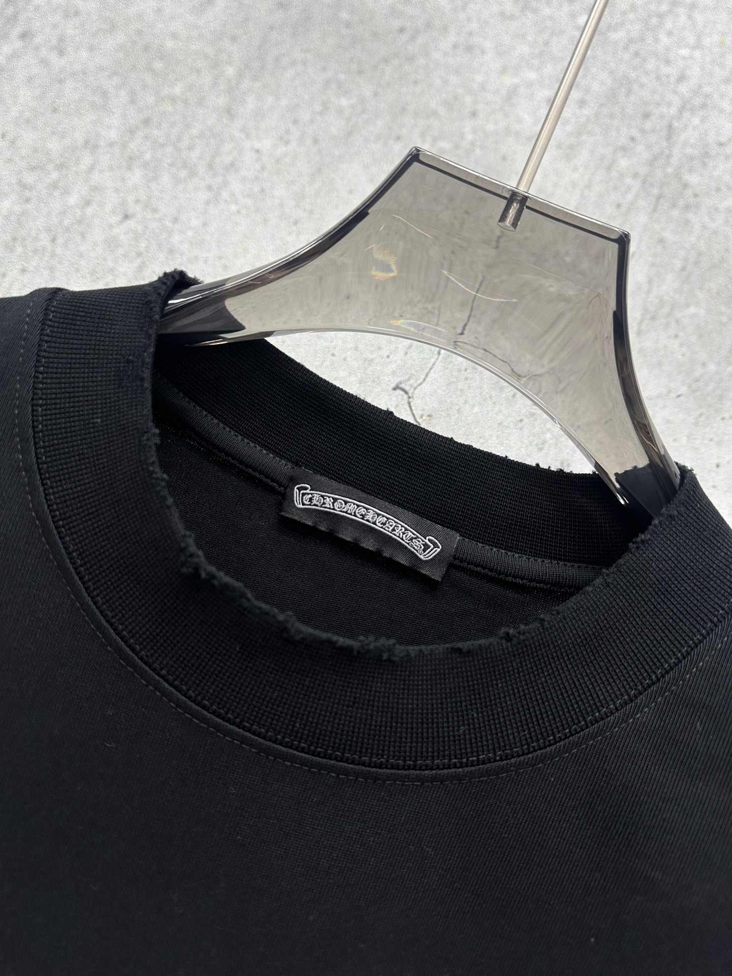 Chrome Hearts 克罗心 Chrome Hearts 2026新款春季短袖380克高圆领设计理念 万针刺绣工艺 重磅纯棉 领口下摆袖口采用进口磨破机高精做破工艺 质感十足 百搭