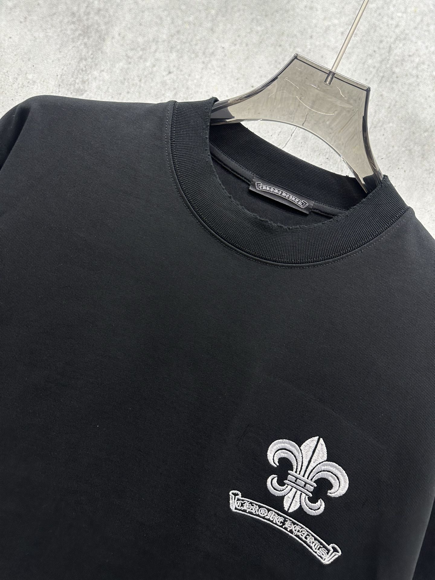 Chrome Hearts 克罗心 Chrome Hearts 2026新款春季短袖380克高圆领设计理念 万针刺绣工艺 重磅纯棉 领口下摆袖口采用进口磨破机高精做破工艺 质感十足 百搭