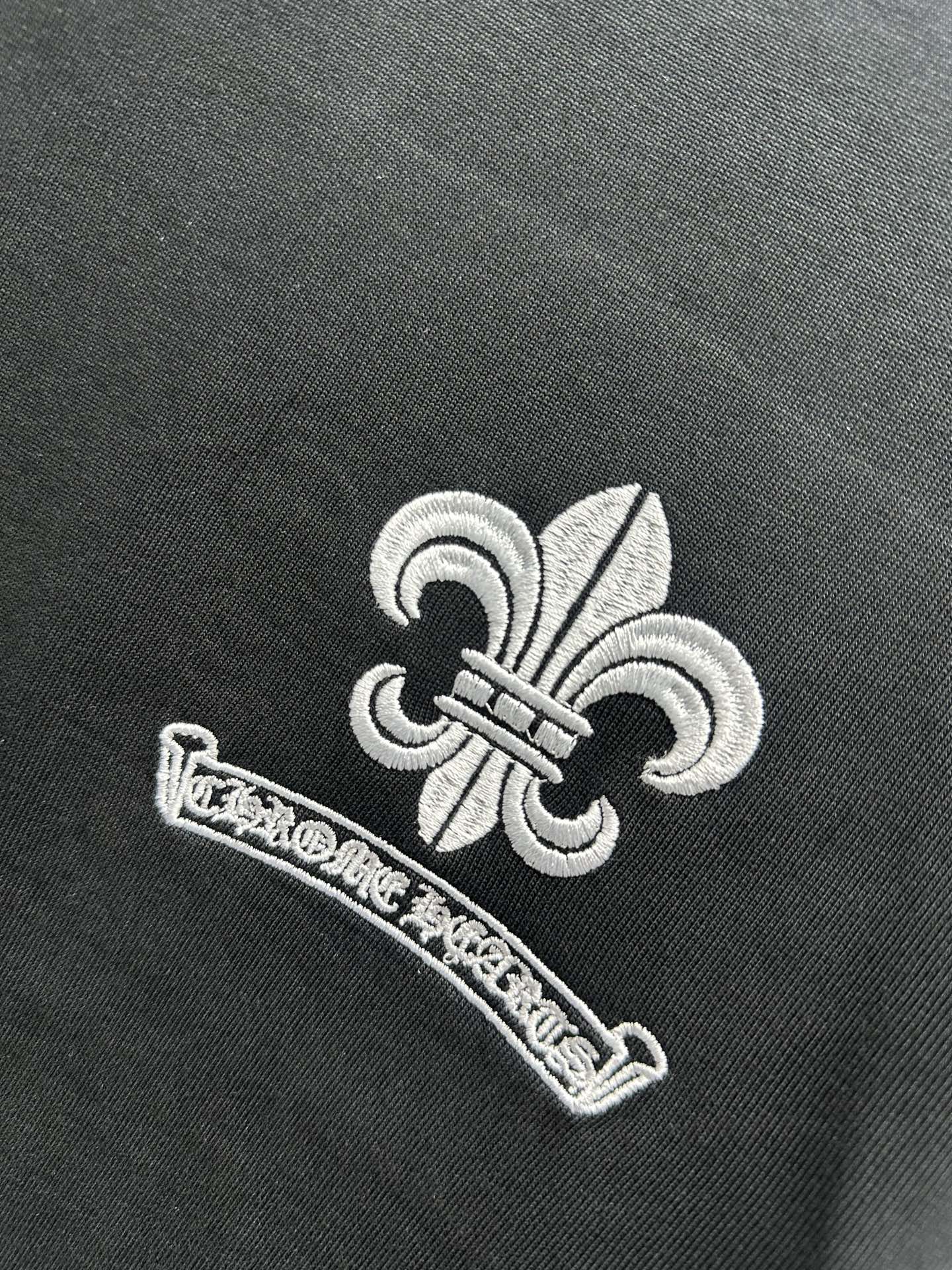 Chrome Hearts 克罗心 Chrome Hearts 2026新款春季短袖380克高圆领设计理念 万针刺绣工艺 重磅纯棉 领口下摆袖口采用进口磨破机高精做破工艺 质感十足 百搭