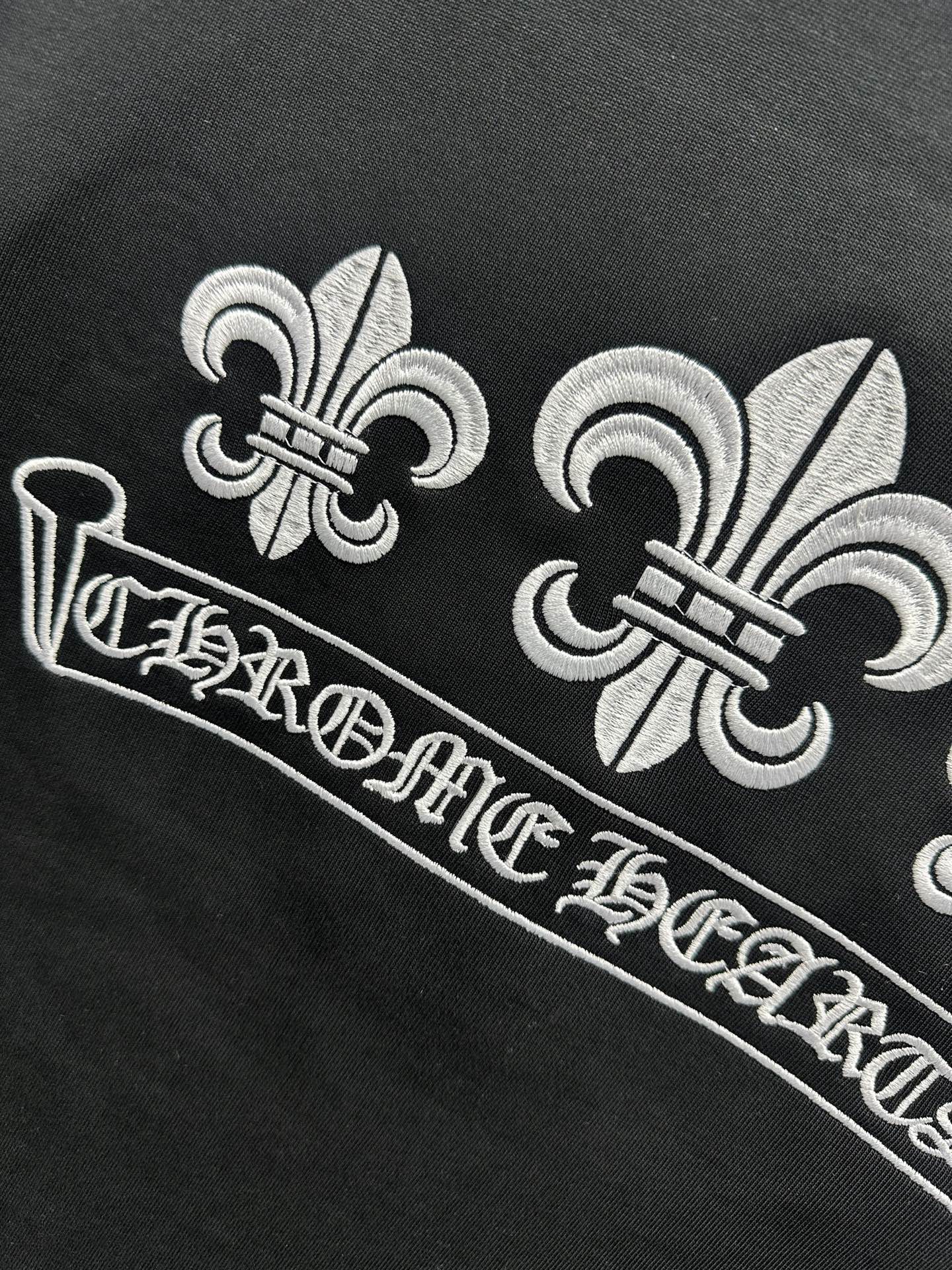 Chrome Hearts 克罗心 Chrome Hearts 2026新款春季短袖380克高圆领设计理念 万针刺绣工艺 重磅纯棉 领口下摆袖口采用进口磨破机高精做破工艺 质感十足 百搭